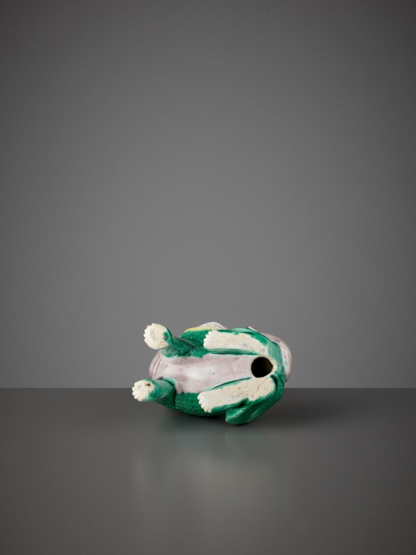 A SMALL BISCUIT FIGURE OF A RECUMBENT QILIN, KANGXI - Bild 8 aus 8