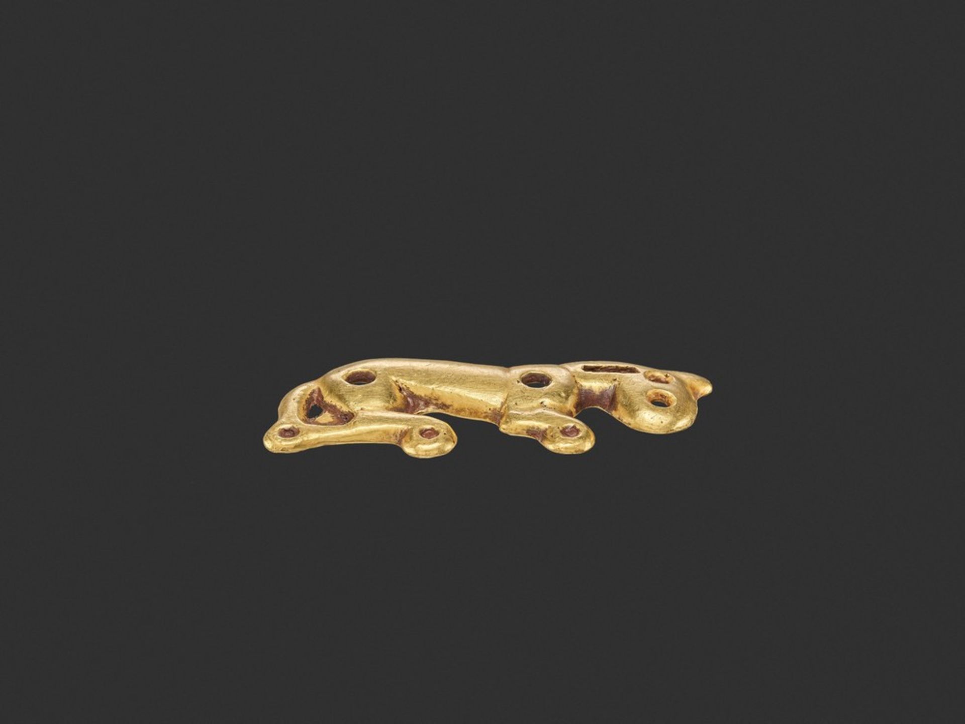 AN ORDOS GOLD ‘LEAPING TIGER’ PLAQUE, WARRING STATES China, Inner Mongolia, Ordos, 475-221 BC. The - Bild 6 aus 9