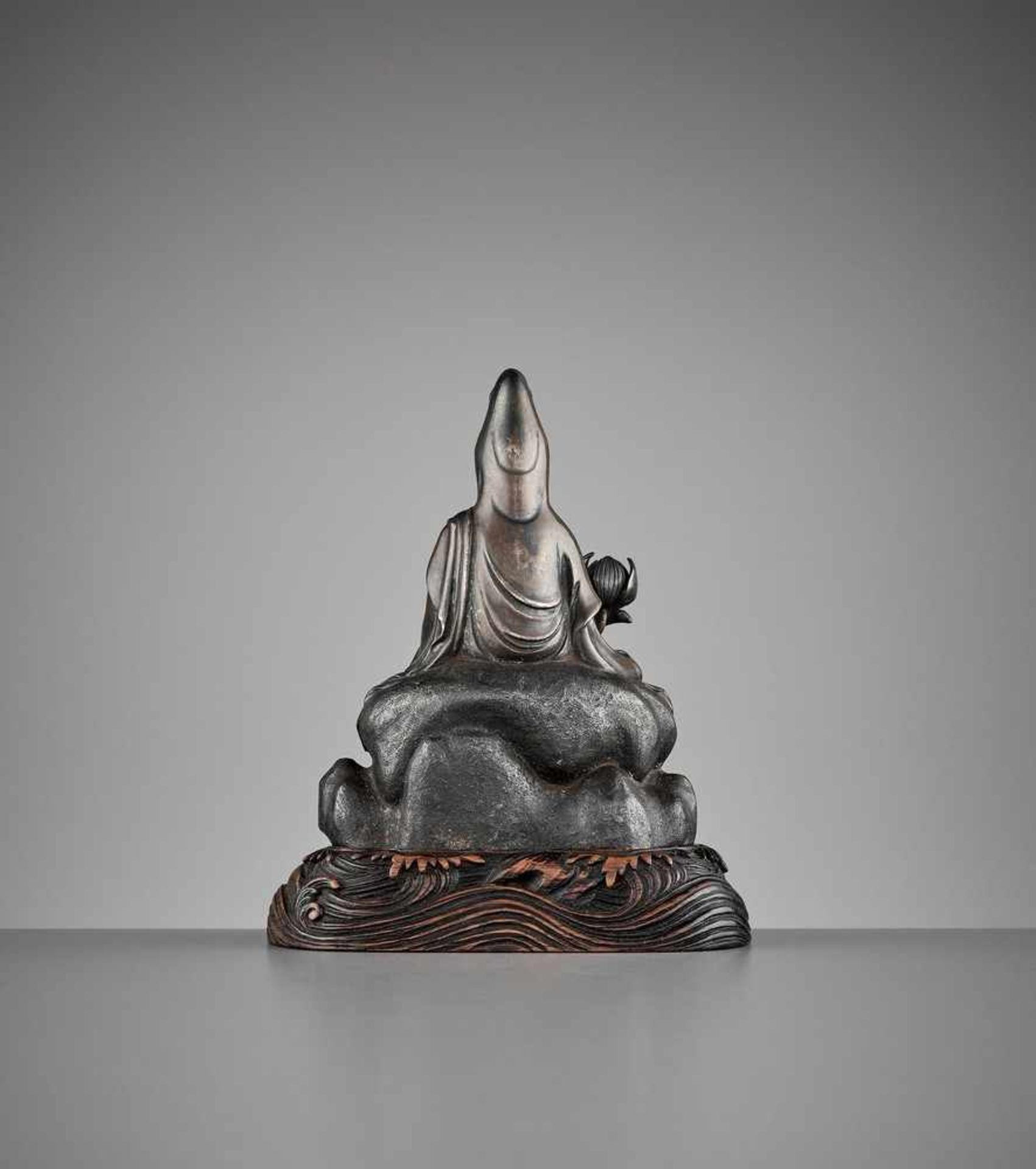 A SILVERED ‘ROYAL EASE’ BRONZE FIGURE OF GUANYIN, EARLY QING DYNASTY <br - Bild 7 aus 10