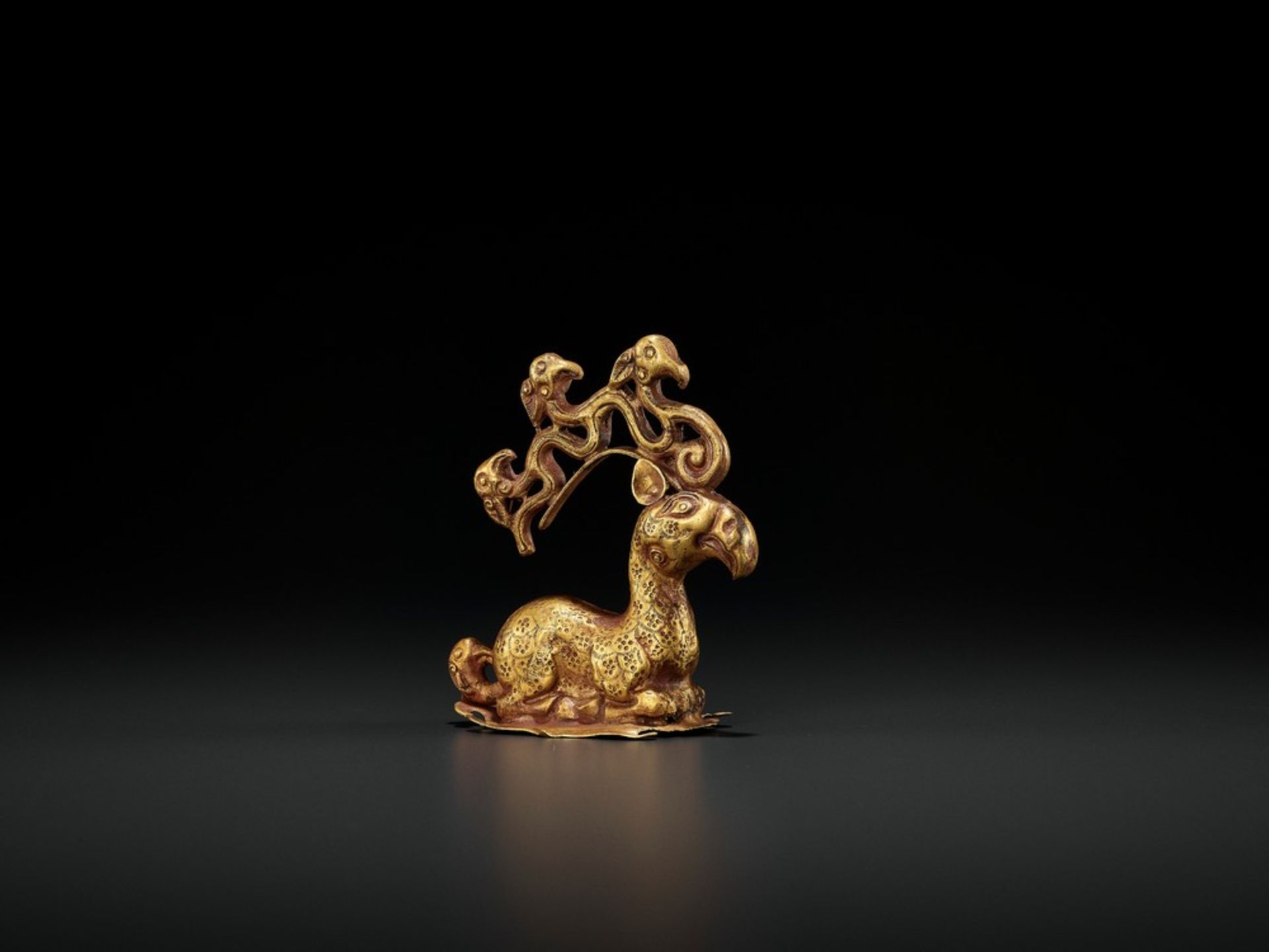 A GOLD ‘STAG-BIRD’ NOMAD CHIEF CAP CREST, NORTHWESTERN CHINA, LATE 3RD CENTURY BC <br