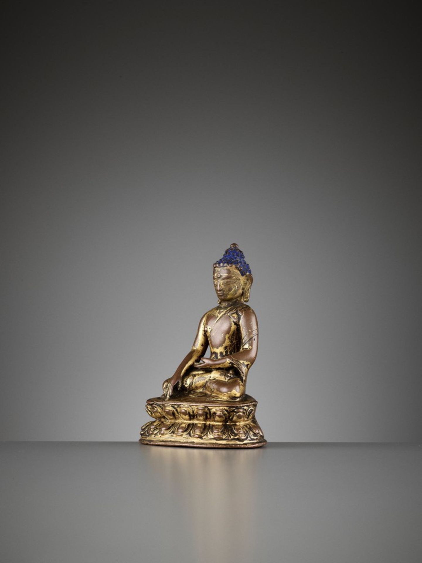 A SMALL GILT COPPER ALLOY FIGURE OF SHAKYAMUNI BUDDHA - Image 3 of 10