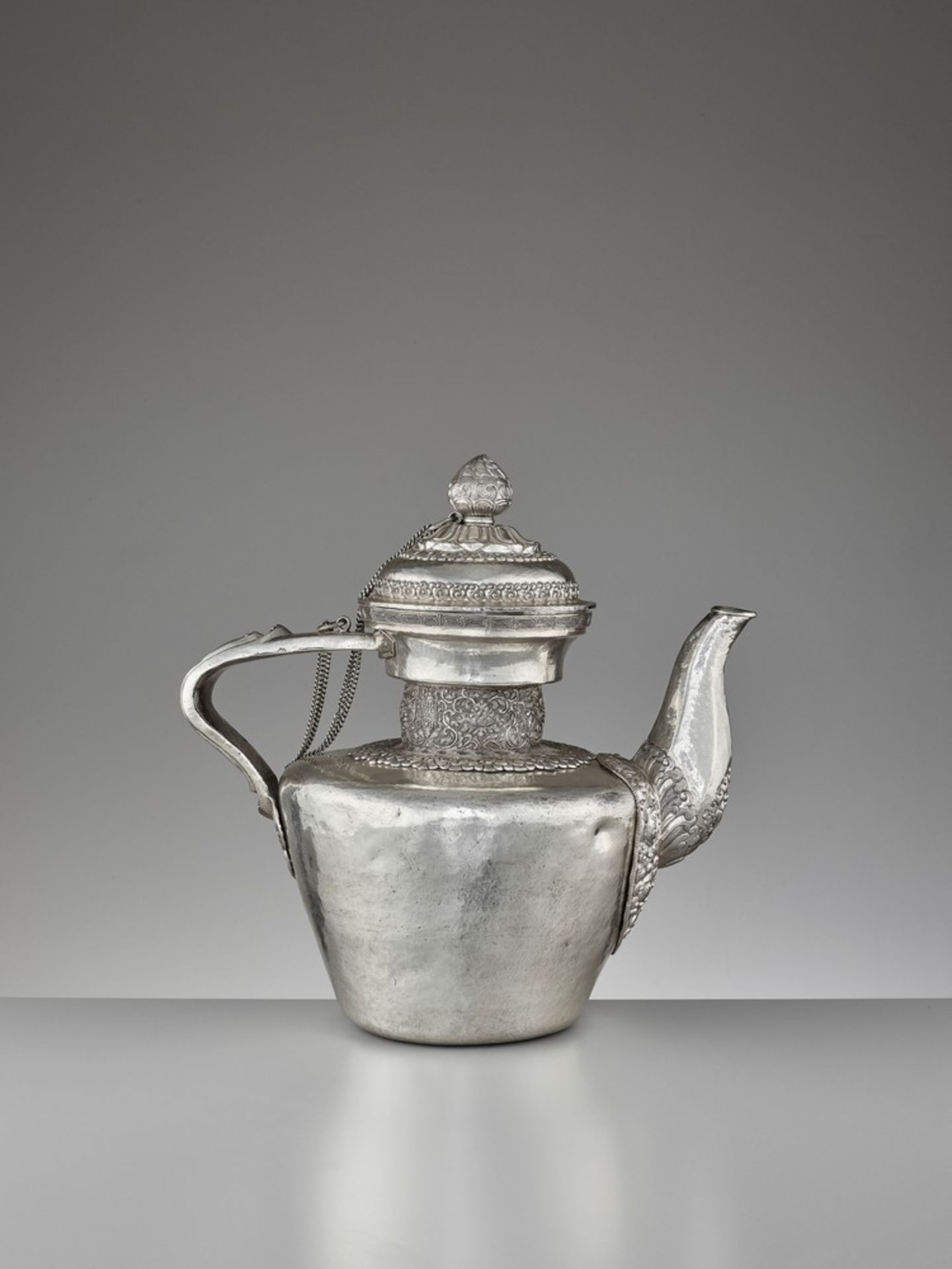 A LARGE SILVER TEAPOT AND COVER, QING DYNASTY - Image 6 of 11
