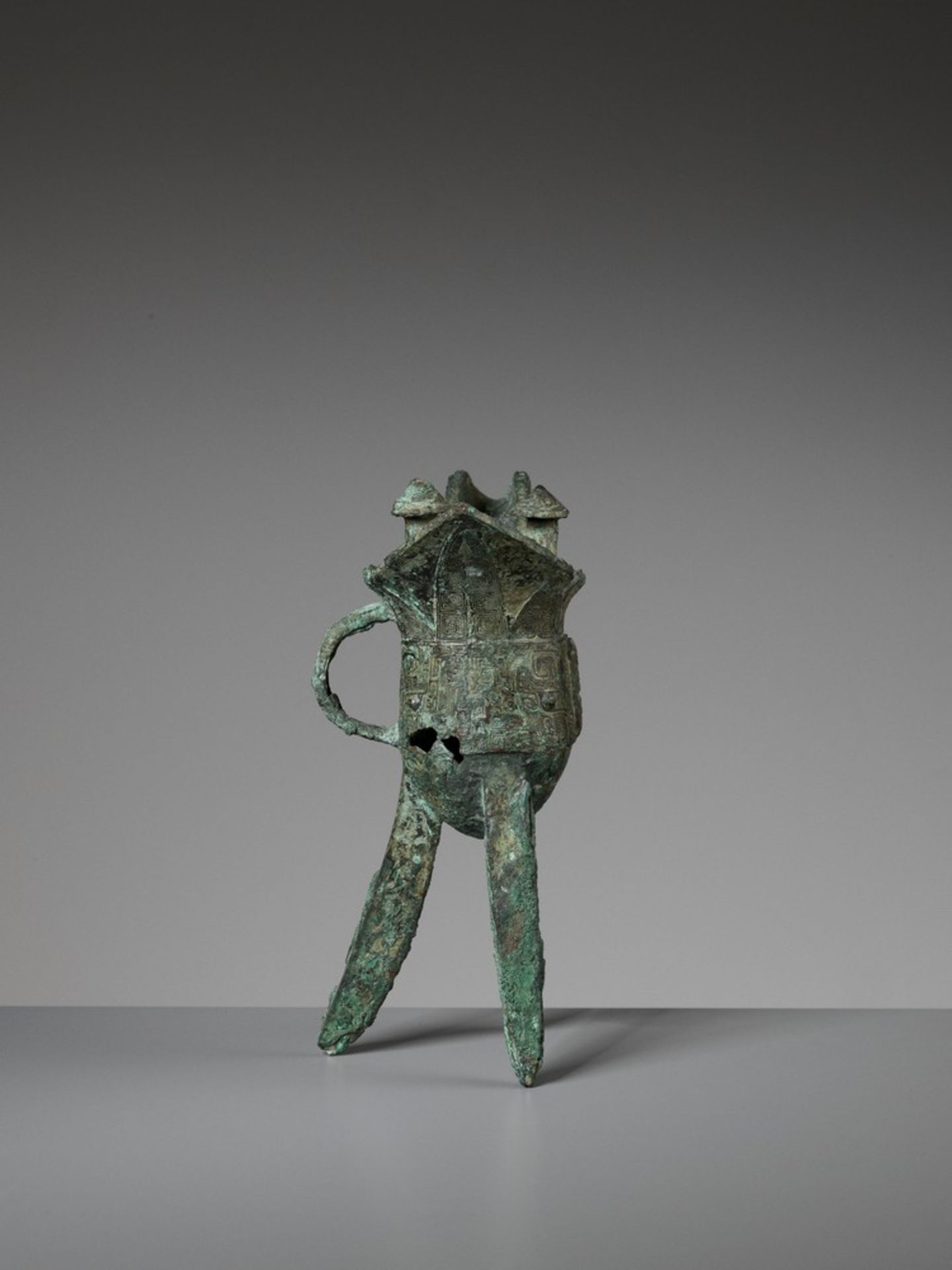 AN ARCHAIC BRONZE RITUAL WINE VESSEL, JUE, SHANG DYNASTY - Image 10 of 15