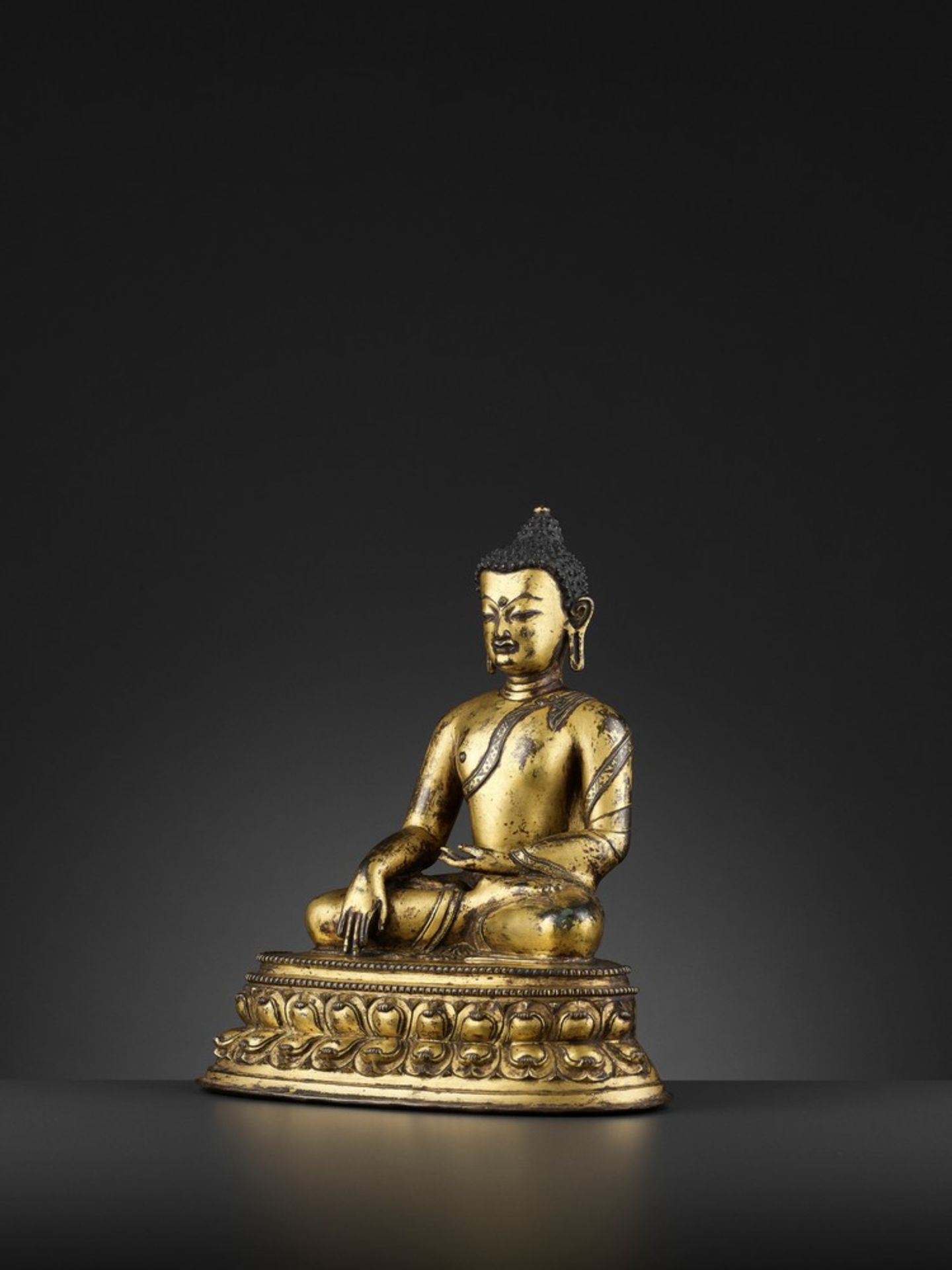 A LARGE GILT BRONZE FIGURE OF SHAKYAMUNI BUDDHA, TIBET, 15TH CENTURY - Bild 5 aus 13