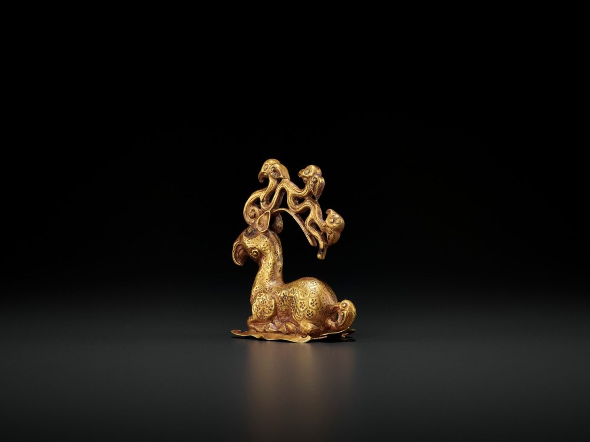 A GOLD ‘STAG-BIRD’ NOMAD CHIEF CAP CREST, NORTHWESTERN CHINA, LATE 3RD CENTURY BC <br - Bild 7 aus 24