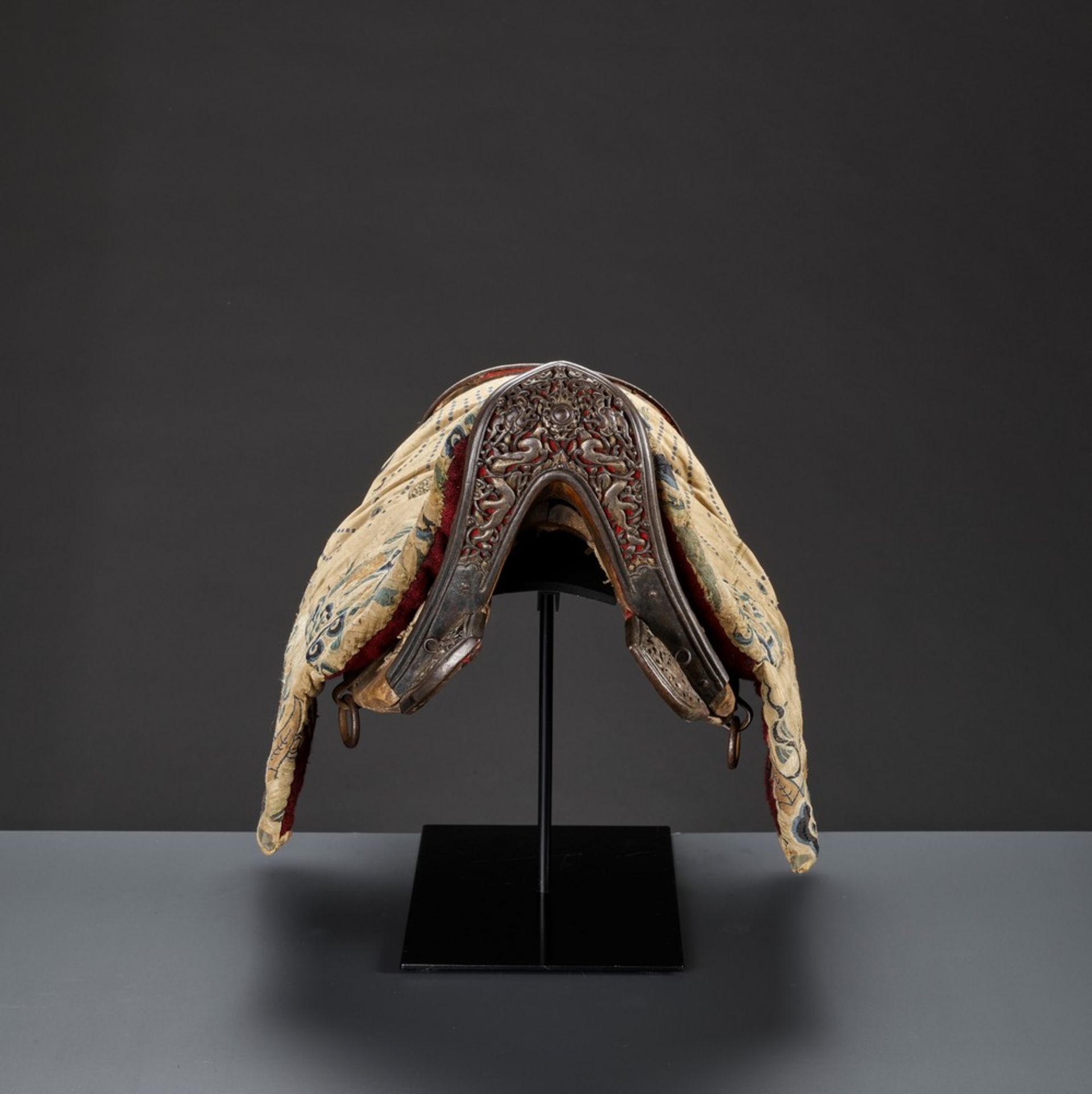 A WOOD SADDLE WITH GILT IRON FITTINGS AND SILK BROCADE COVER, 17TH-18TH CENTURY Sino-Tibetan, late - Image 6 of 18