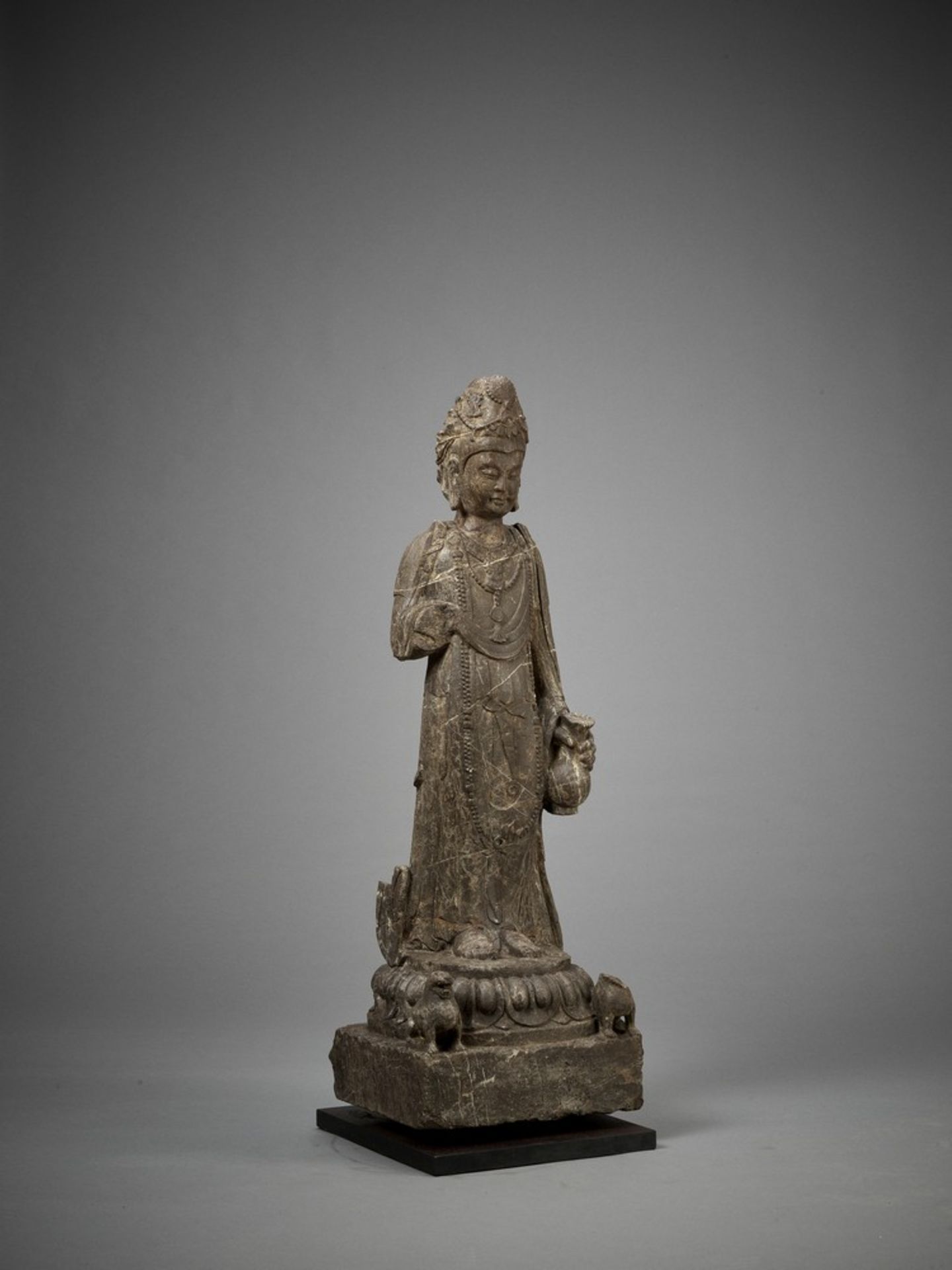 AN EXCEPTIONAL LARGE LIMESTONE FIGURE OF A BODHISATTVA, TANG DYNASTY - Image 13 of 28