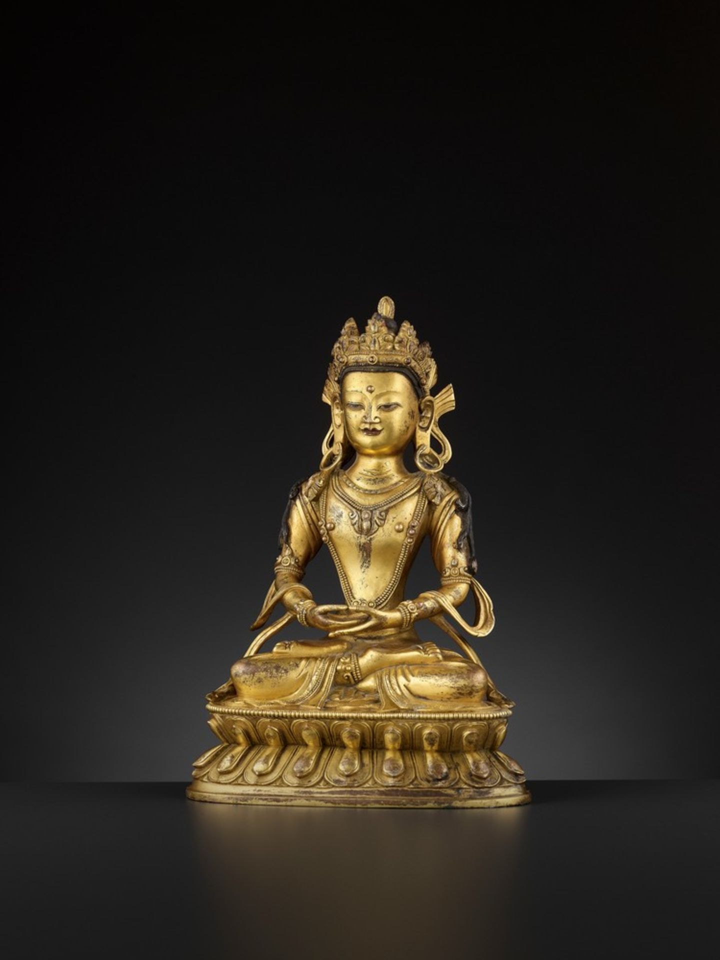 A LARGE GILT-BRONZE FIGURE OF AMITAYUS, LATE 17TH-18TH CENTURY - Image 11 of 13