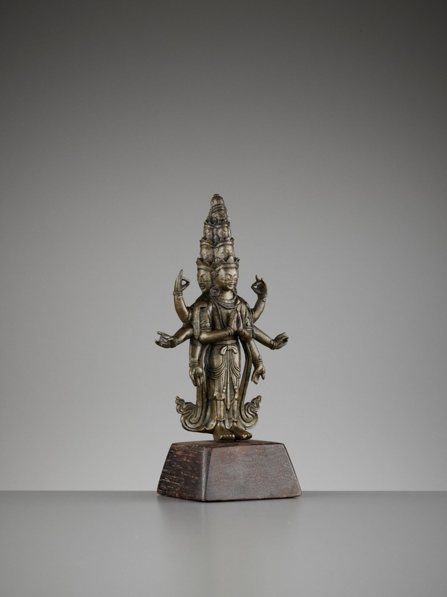 A SINO-TIBETAN COPPER ALLOY FIGURE OF EKADASHAMUKHA AVALOKITESVARA, QING - Image 10 of 11