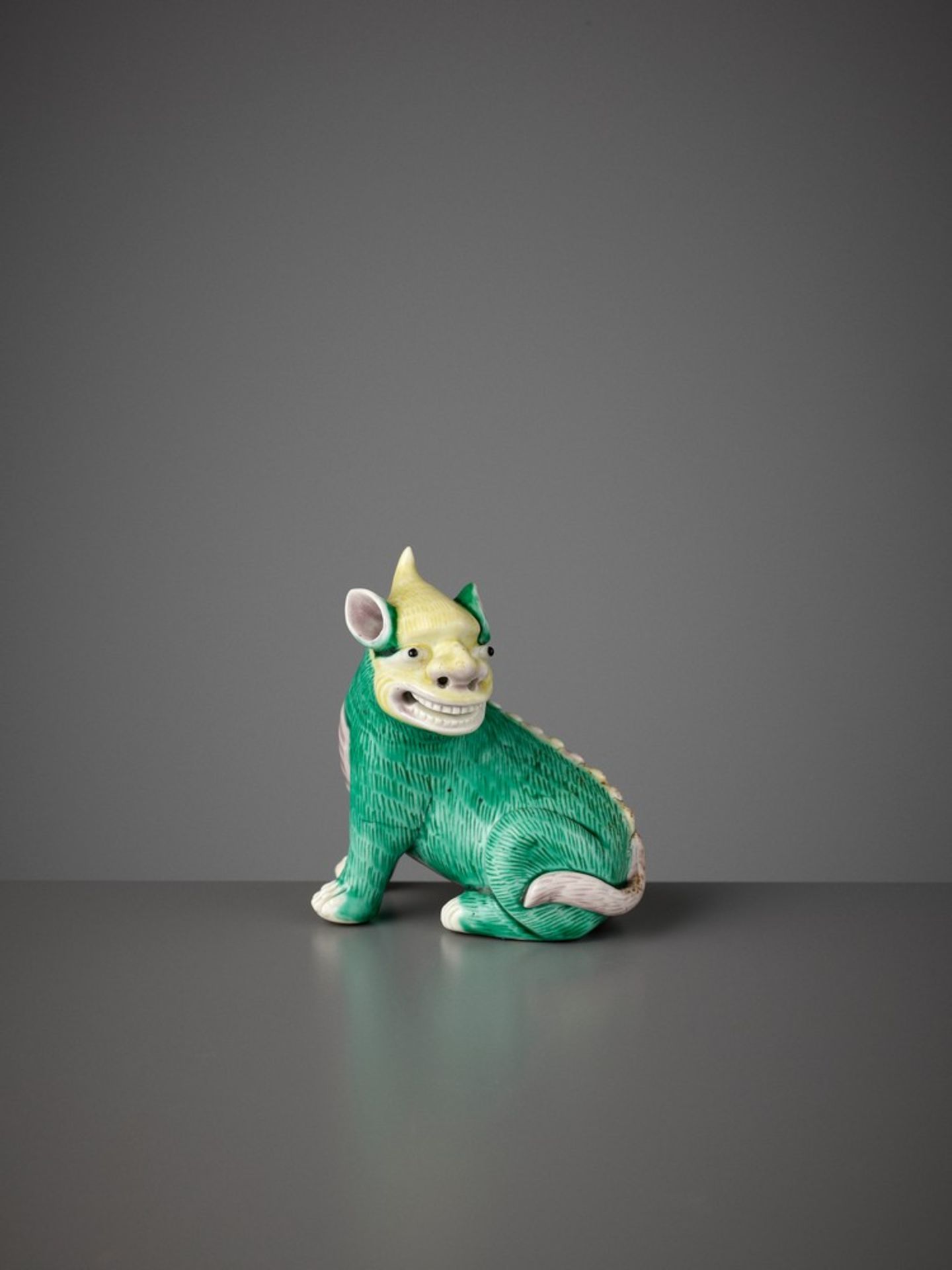 A SMALL BISCUIT FIGURE OF A RECUMBENT QILIN, KANGXI - Bild 6 aus 8