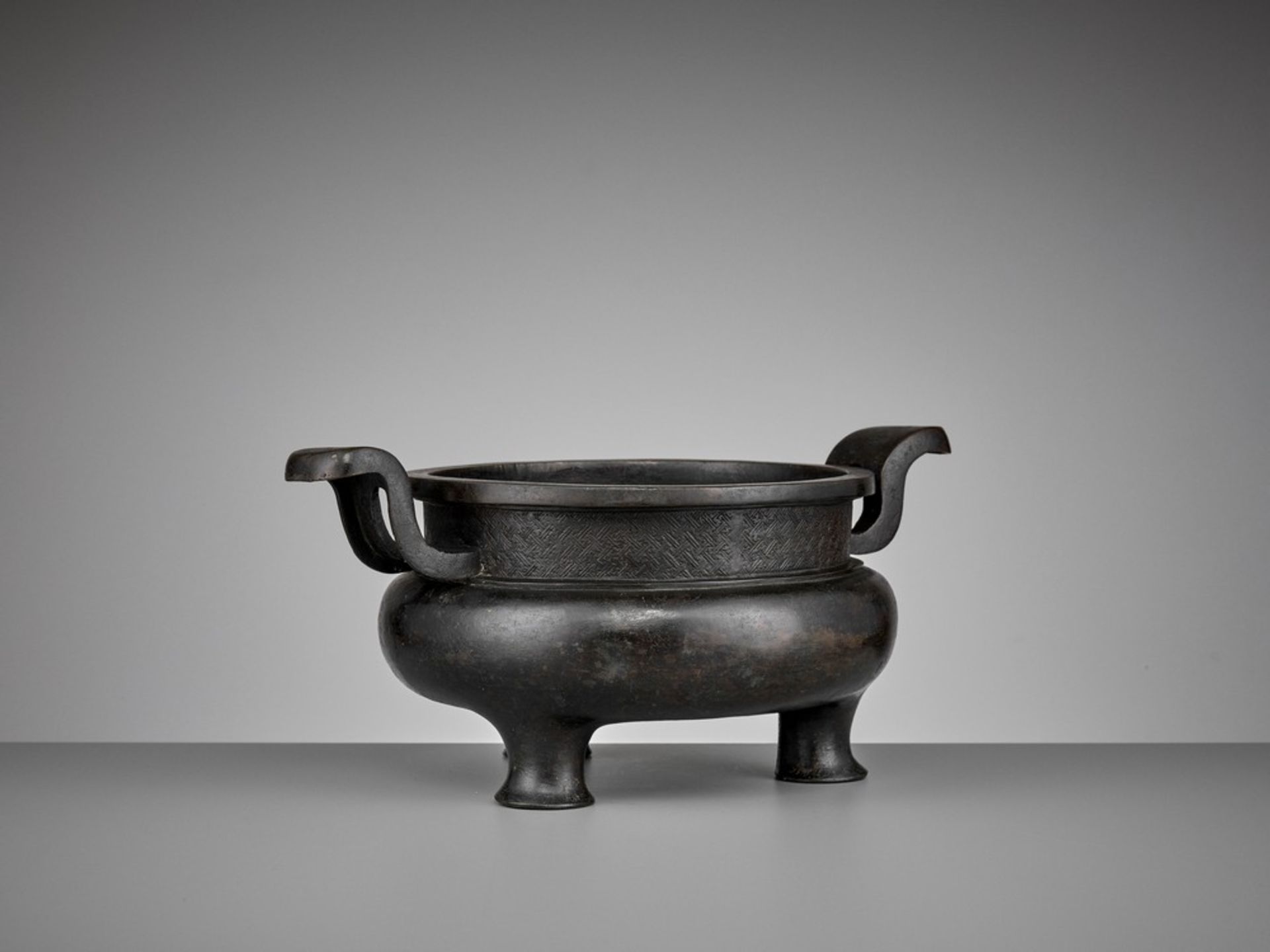 A HEAVILY CAST BRONZE TRIPOD CENSER, YUAN TO MING - Image 5 of 11