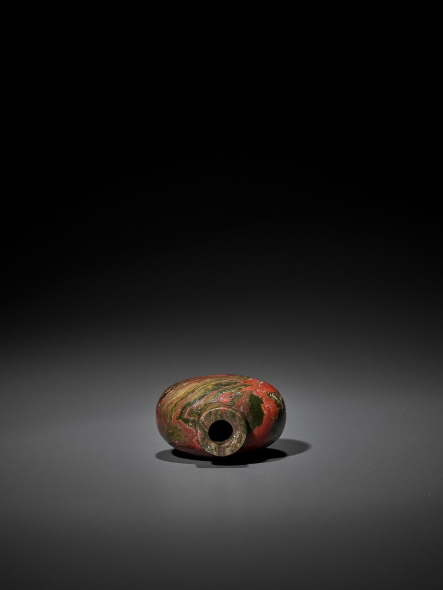 A ‘BLOODSTONE’ JASPER SNUFF BOTTLE, MID-QING <br - Bild 8 aus 9