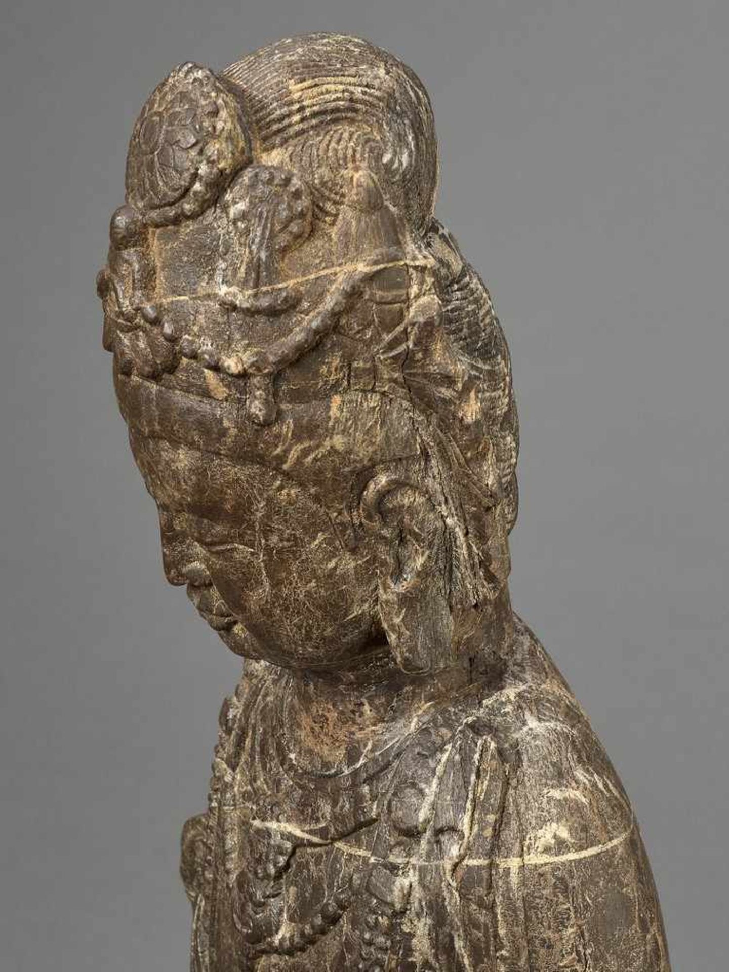 AN EXCEPTIONAL LARGE LIMESTONE FIGURE OF A BODHISATTVA, TANG DYNASTY - Image 20 of 28