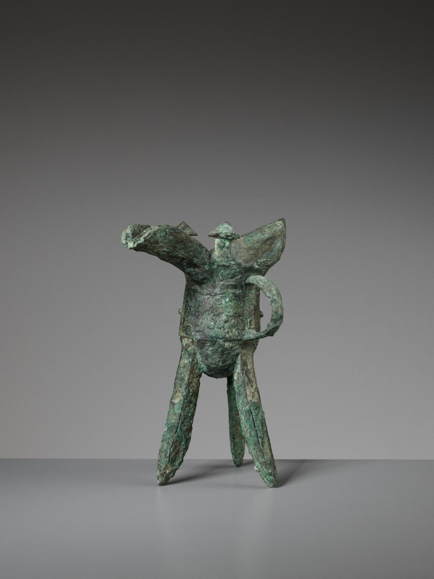 AN ARCHAIC BRONZE RITUAL WINE VESSEL, JUE, SHANG DYNASTY - Image 9 of 15