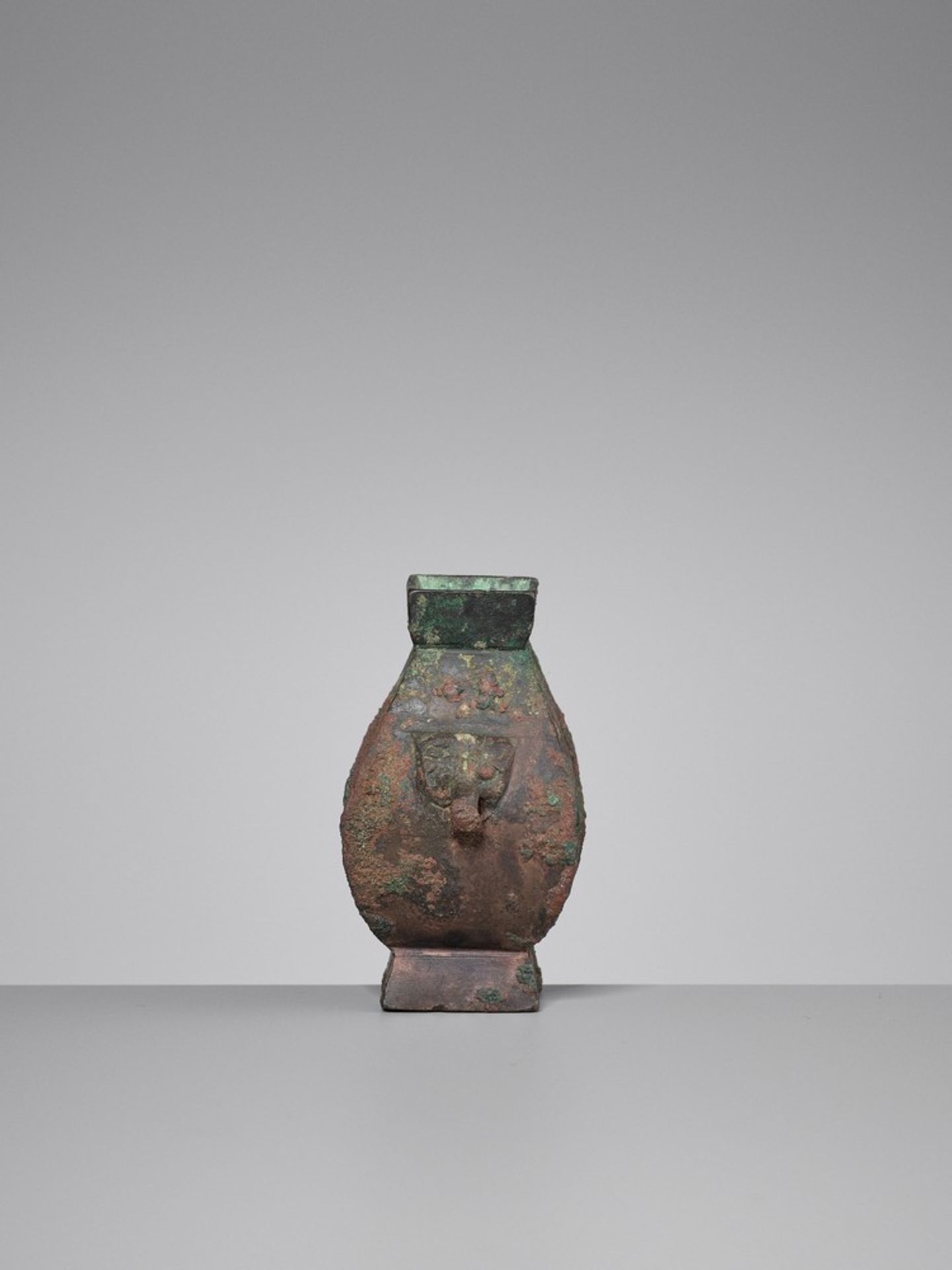 A MINIATURE BRONZE VESSEL, FANGHU, HAN DYNASTY - Image 6 of 12