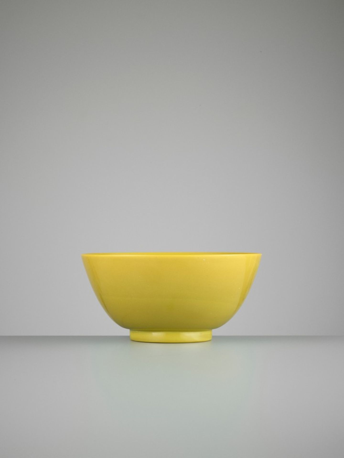 A MUSTARD-YELLOW GLASS BOWL, PROBABLY IMPERIAL, QING DYNASTY - Image 5 of 10