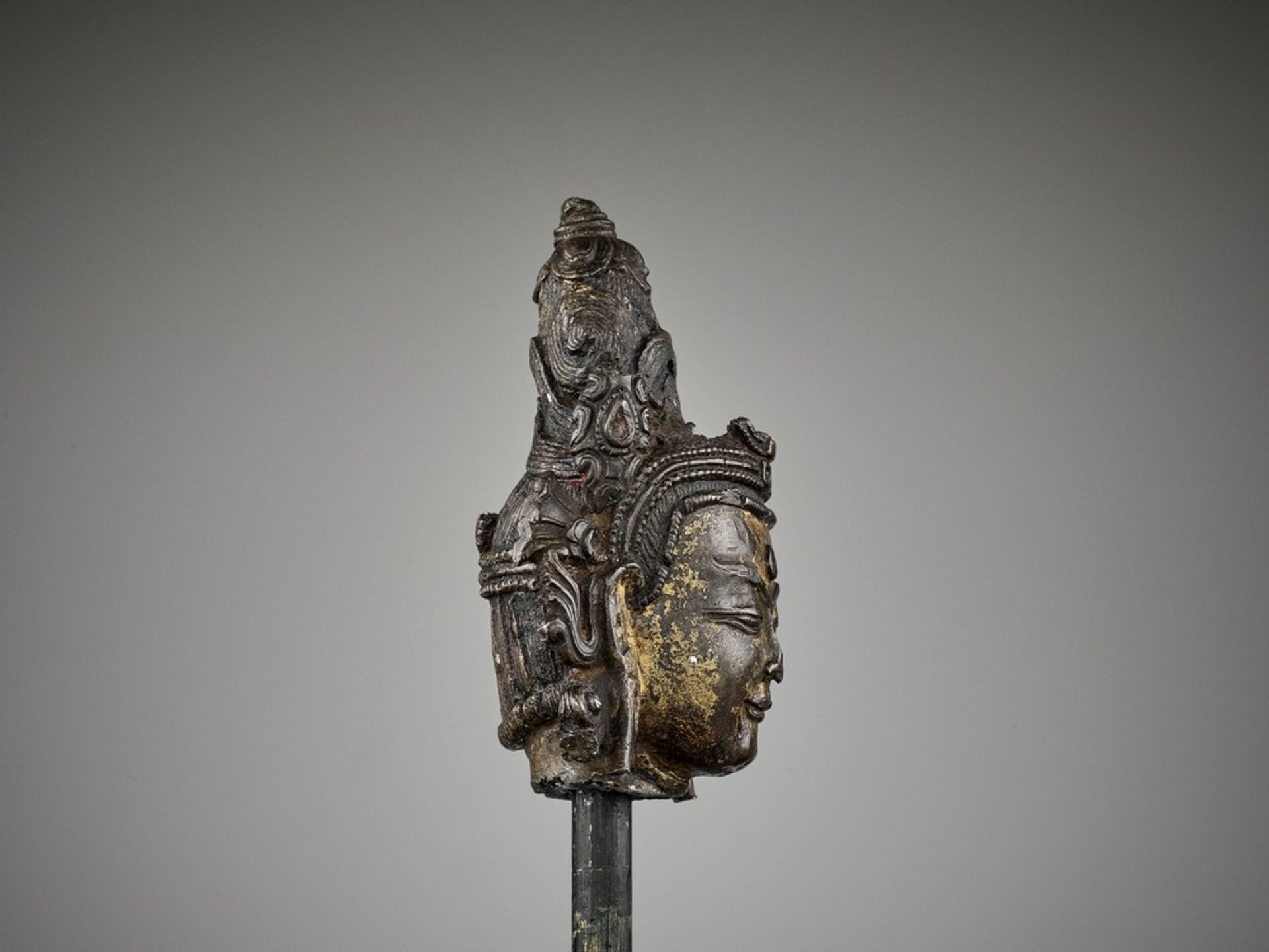 A TIBETAN LACQUER-GILT BRONZE HEAD OF A BODHISATTVA, 14TH-15TH CENTURY - Image 6 of 8