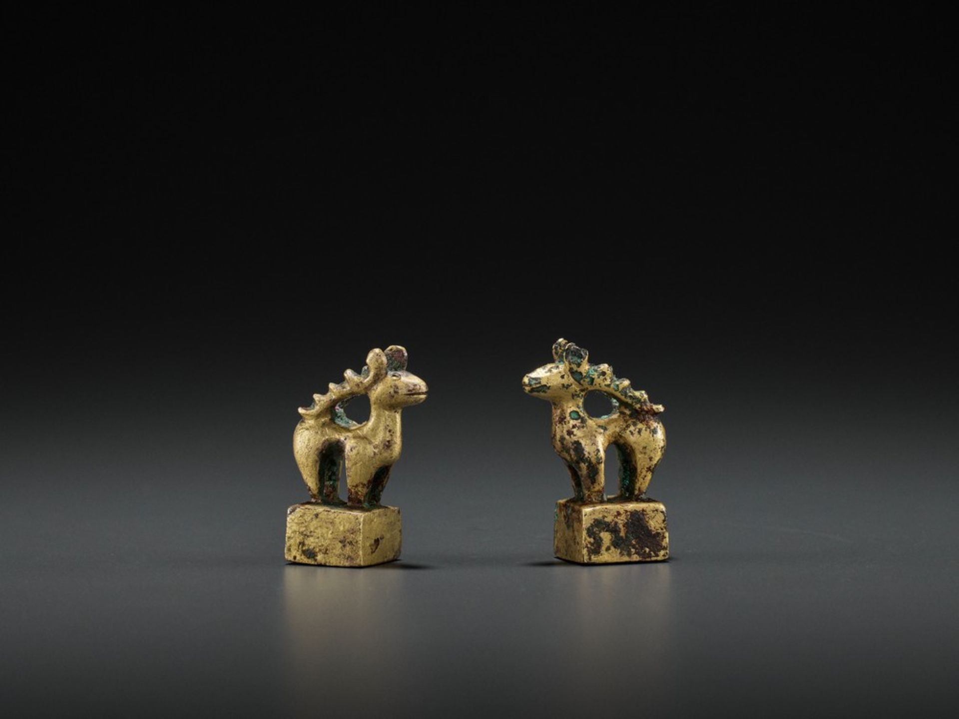 A PAIR OF GILT BRONZE ‘STAG’ SEALS, EASTERN HAN <br