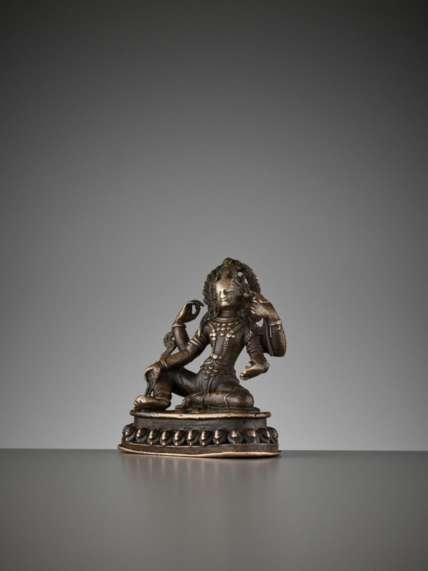 A SMALL BRONZE OF THE FOUR-ARMED AVALOKITESVARA, 15TH-16TH CENTURY - Image 3 of 11