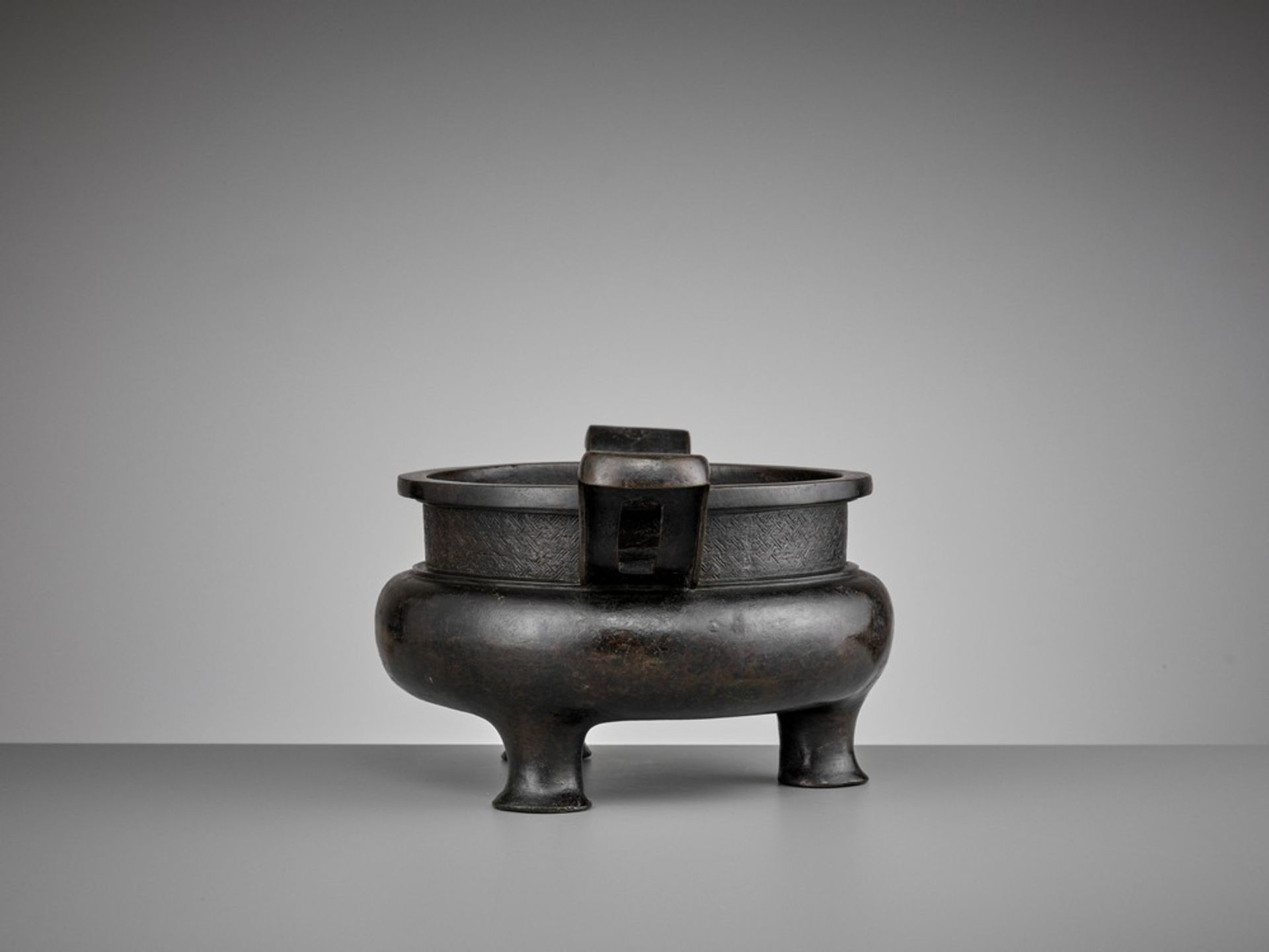 A HEAVILY CAST BRONZE TRIPOD CENSER, YUAN TO MING - Image 9 of 11