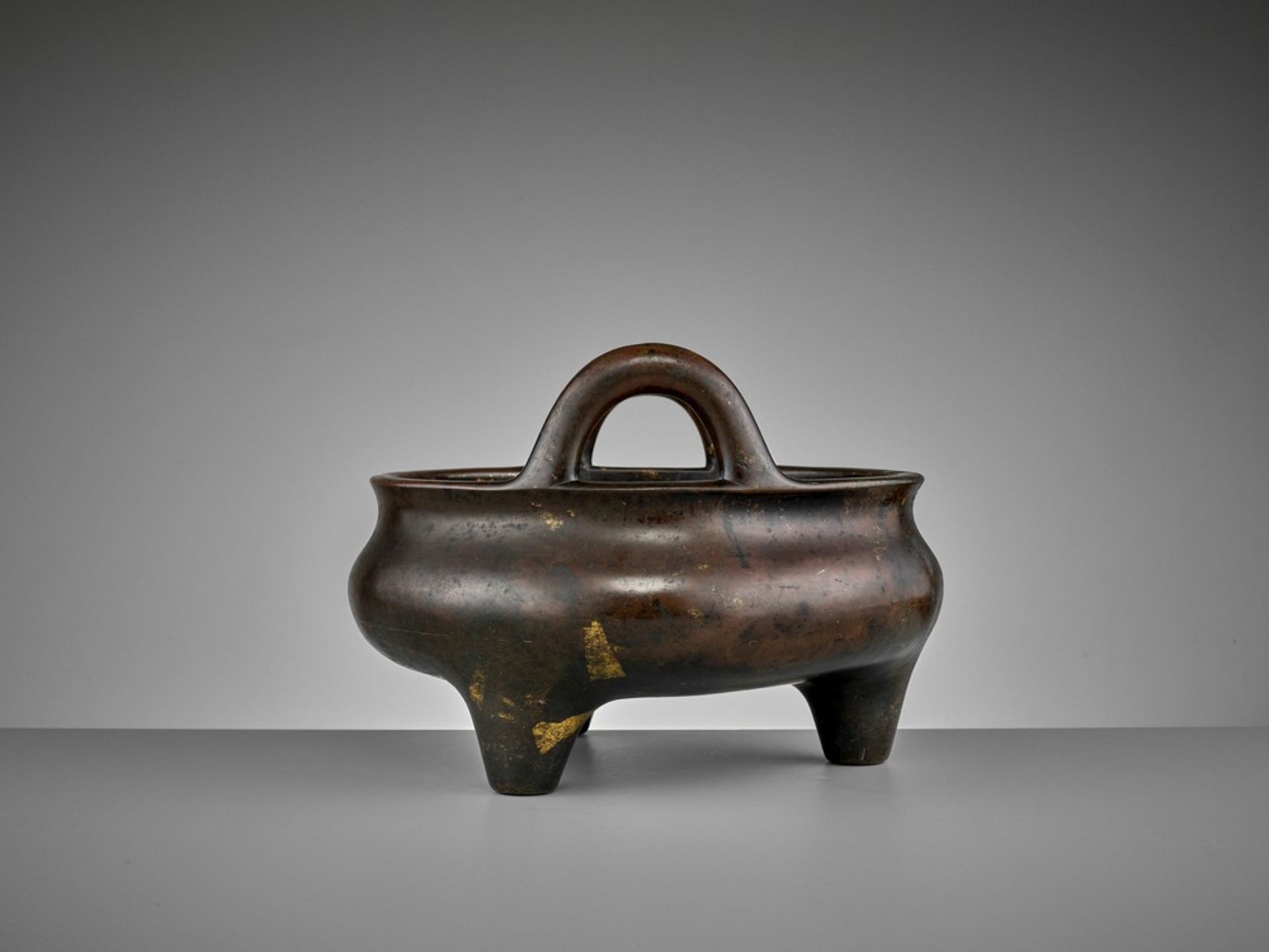 A LARGE AND HEAVILY CAST BRONZE TRIPOD CENSER, 17TH CENTURY - Bild 12 aus 14