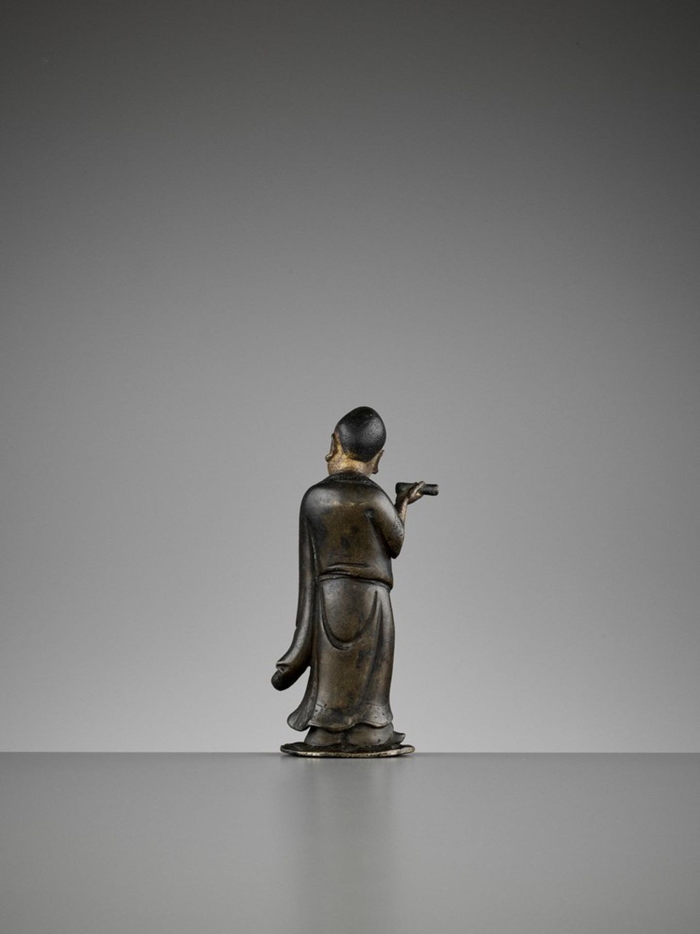 A LACQUER-GILT BRONZE FIGURE OF A LUOHAN, MING - Bild 6 aus 10