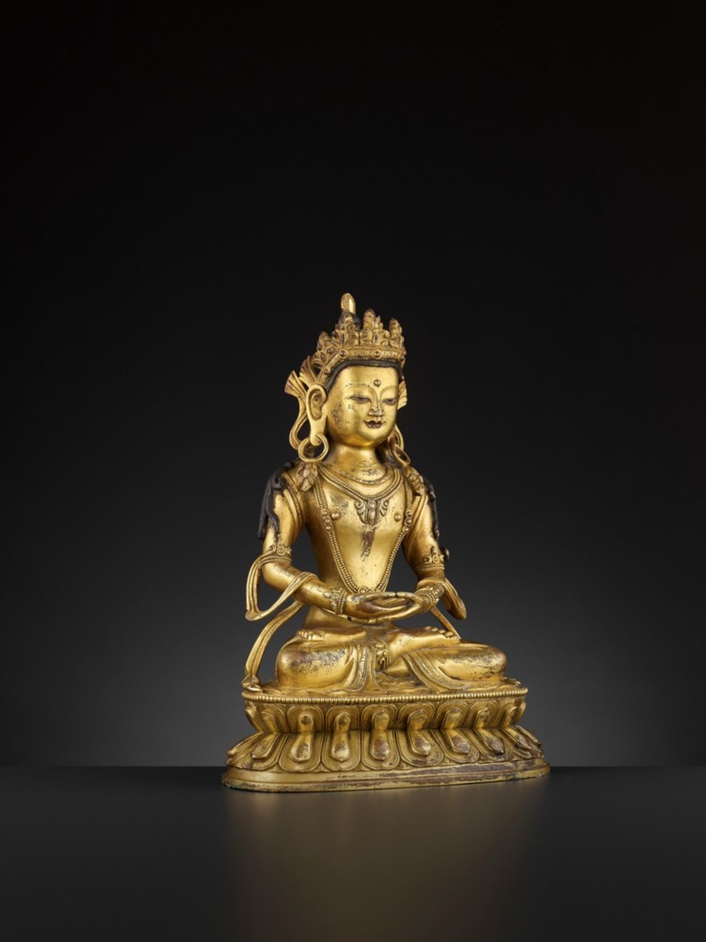 A LARGE GILT-BRONZE FIGURE OF AMITAYUS, LATE 17TH-18TH CENTURY - Image 10 of 13