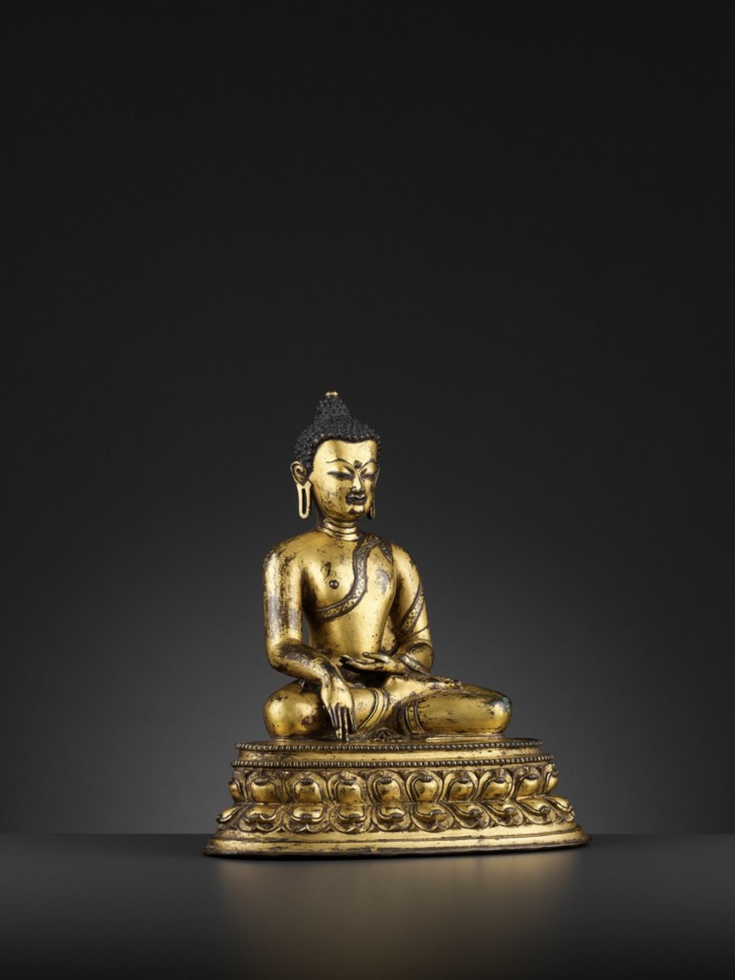 A LARGE GILT BRONZE FIGURE OF SHAKYAMUNI BUDDHA, TIBET, 15TH CENTURY - Bild 9 aus 13