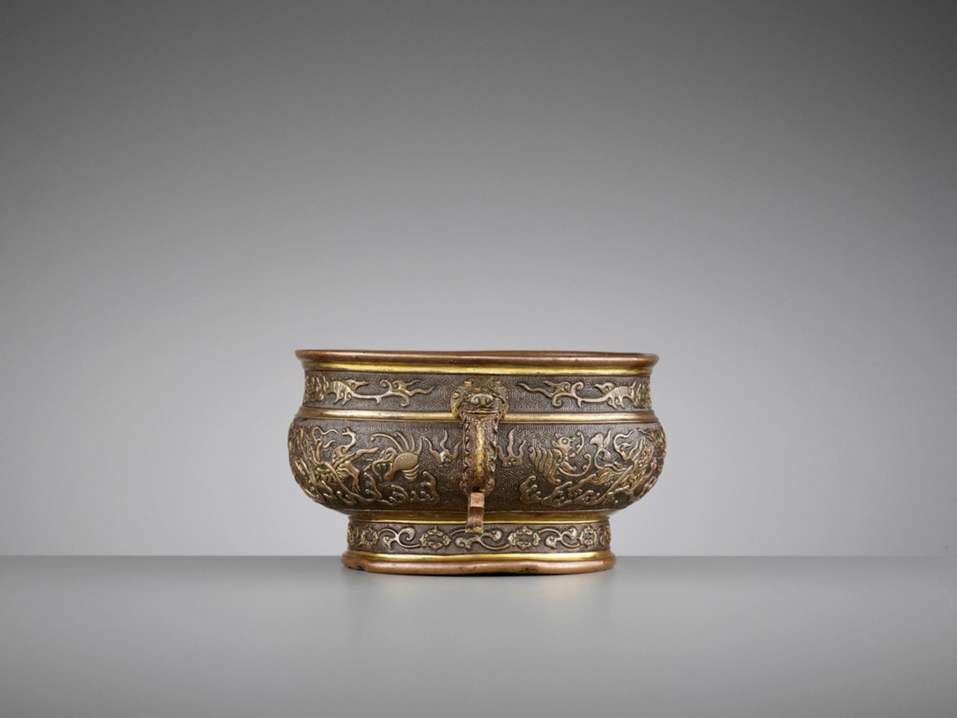 A HU WENMING PARCEL-GILT ‘DRAGON’ BRONZE CENSER, LATE MING <br - Bild 8 aus 16