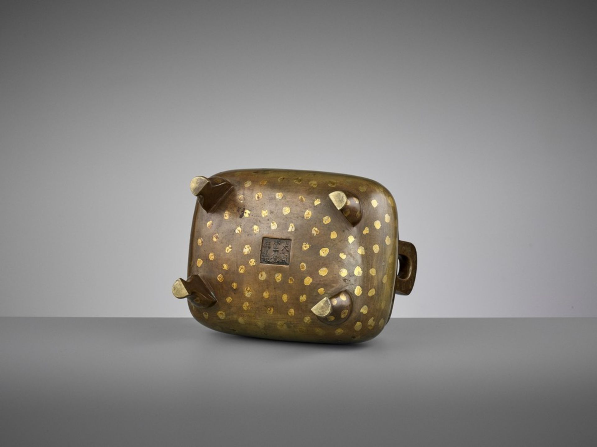 A GOLD-SPLASHED BRONZE CENSER WITH HARDWOOD COVER AND BASE, 17TH CENTURY - Bild 10 aus 13