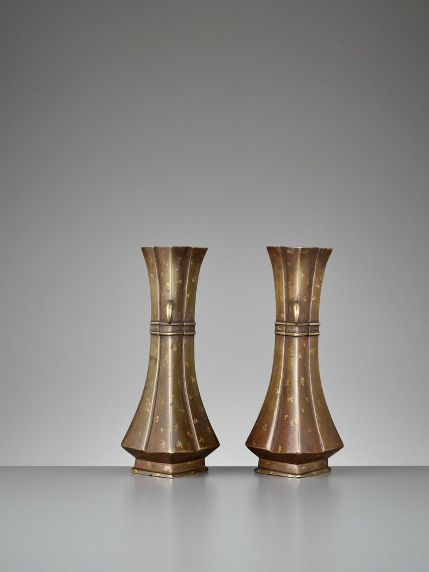 A PAIR OF GOLD-SPLASHED BRONZE VASES, QING DYNASTY - Image 7 of 10