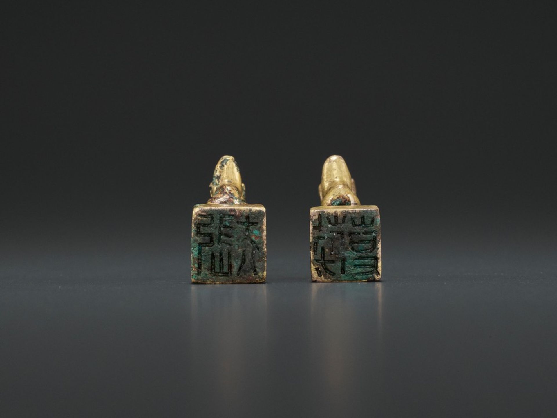 A PAIR OF GILT BRONZE ‘STAG’ SEALS, EASTERN HAN <br - Image 2 of 9