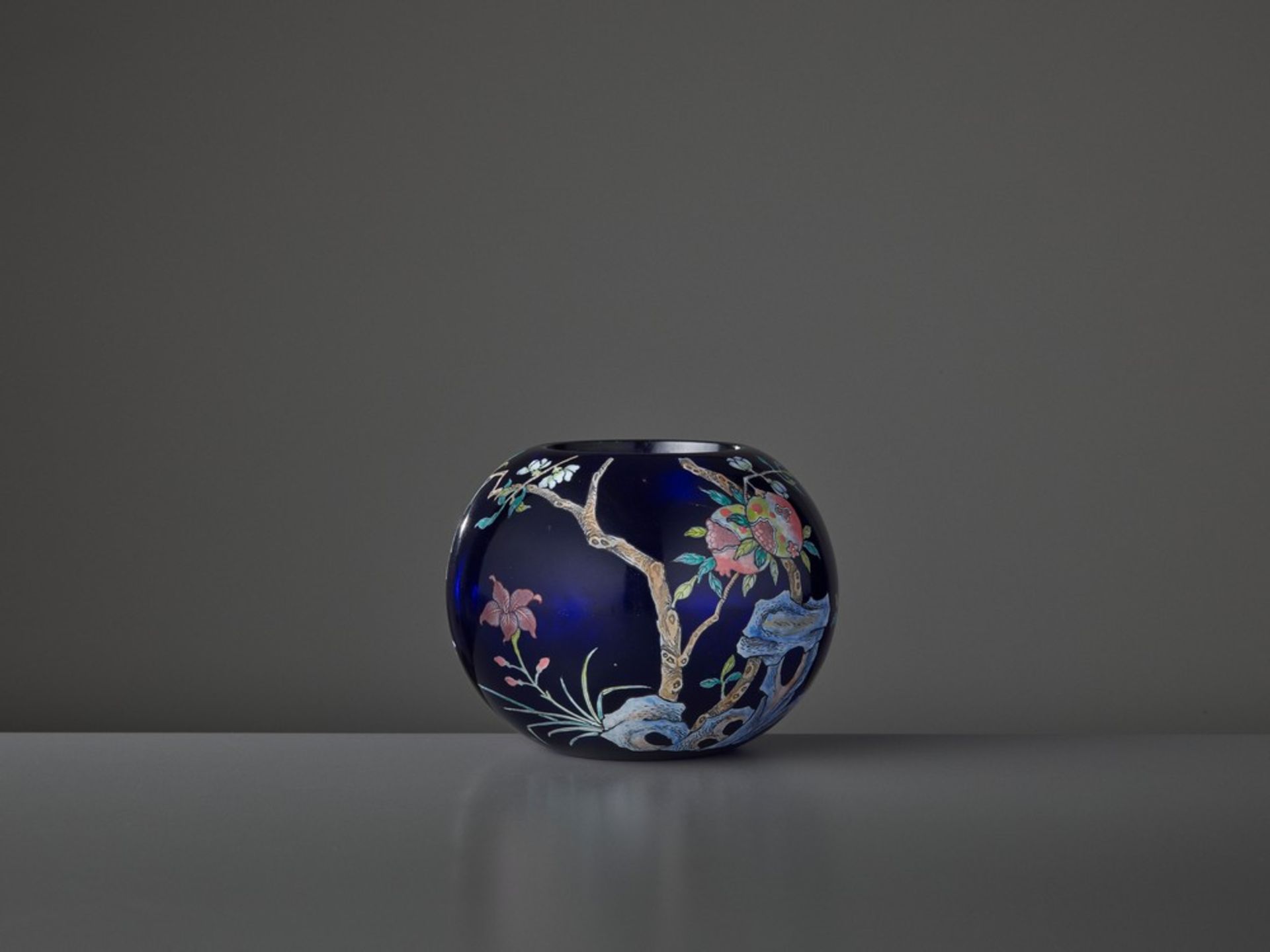 AN ENAMELED ‘FINGER CITRON’ BLUE GLASS WATER POT, PINGGUOZUN, QIANLONG <br - Image 6 of 8