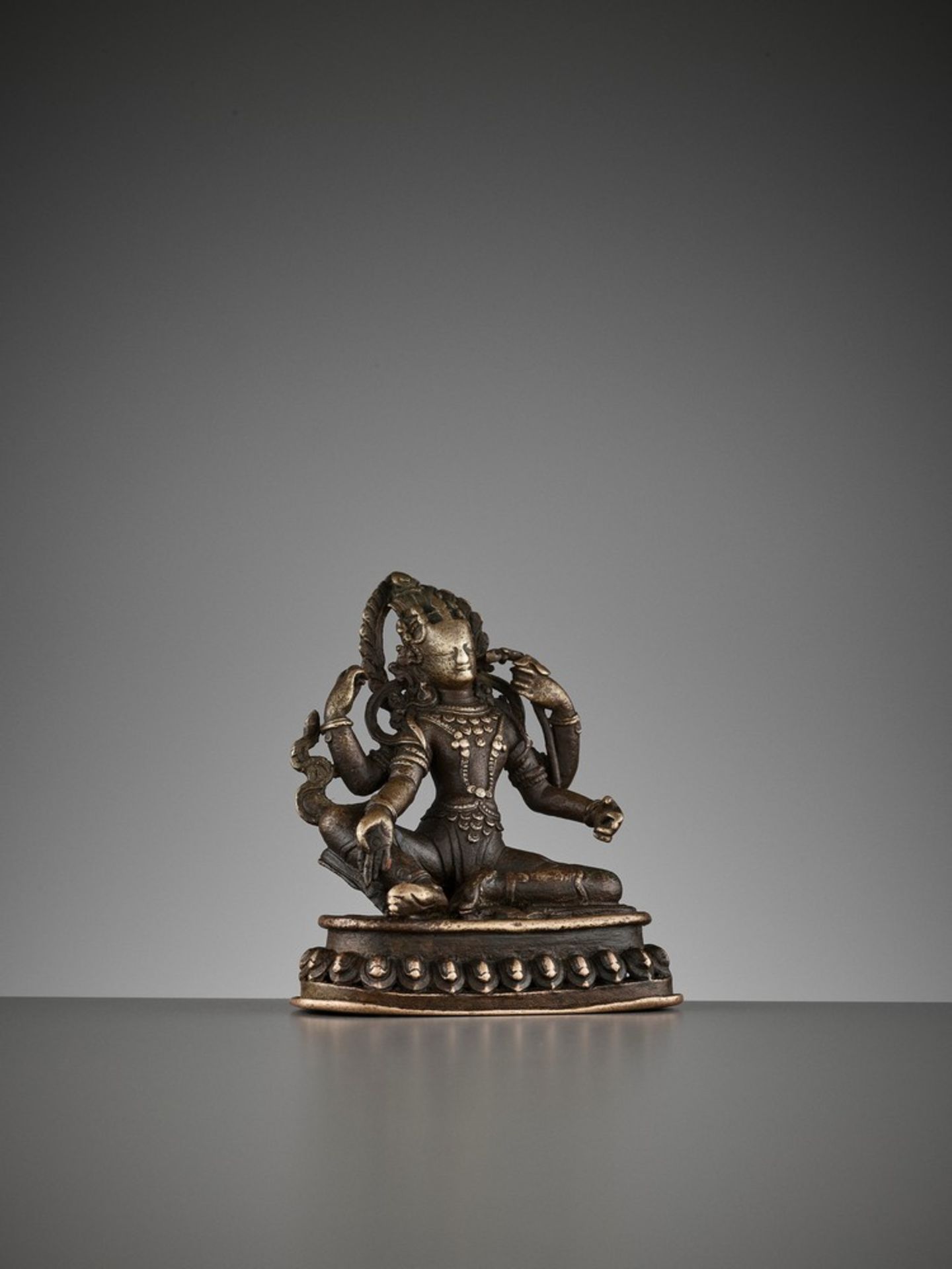 A SMALL BRONZE OF THE FOUR-ARMED AVALOKITESVARA, 15TH-16TH CENTURY - Bild 9 aus 11