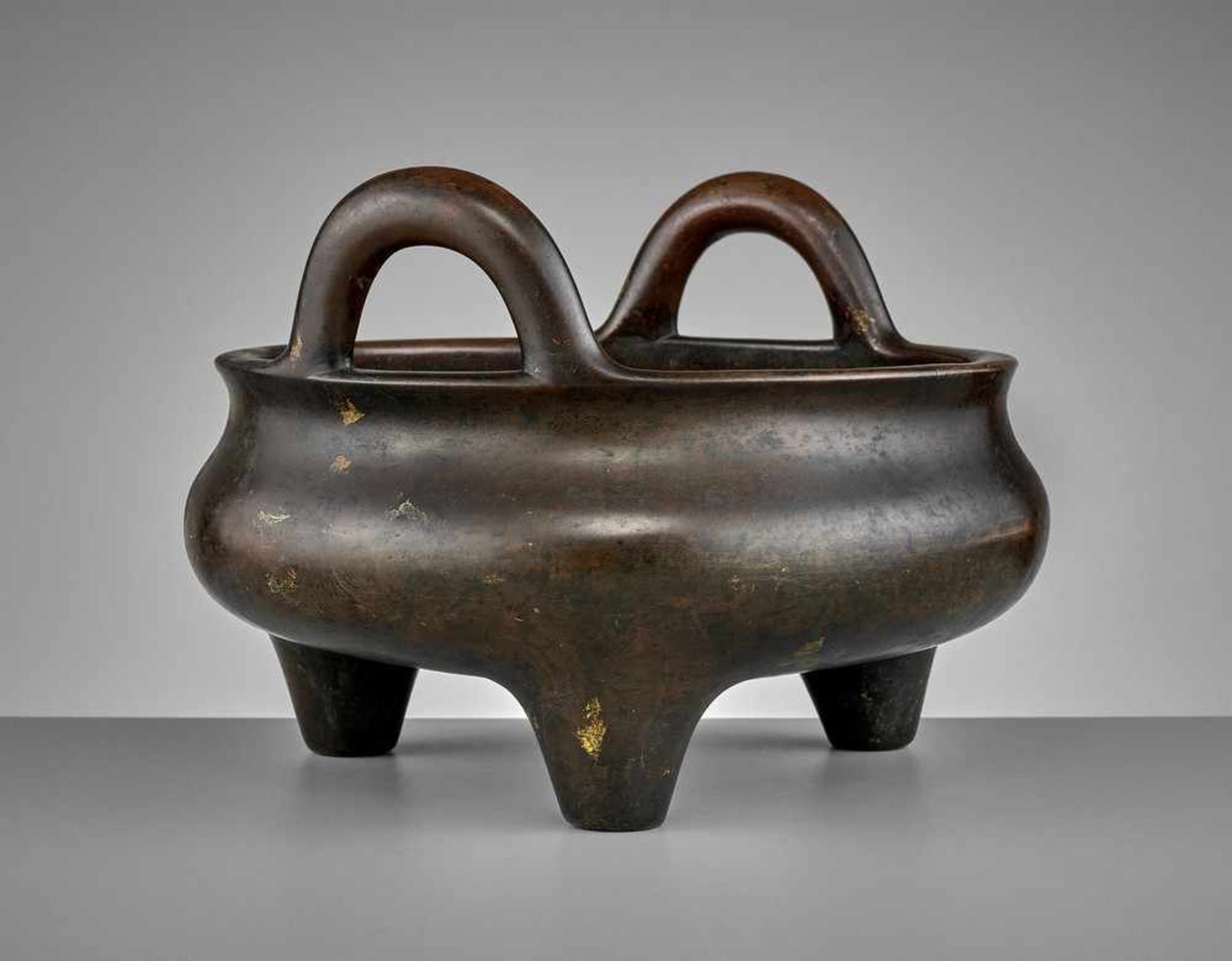 A LARGE AND HEAVILY CAST BRONZE TRIPOD CENSER, 17TH CENTURY