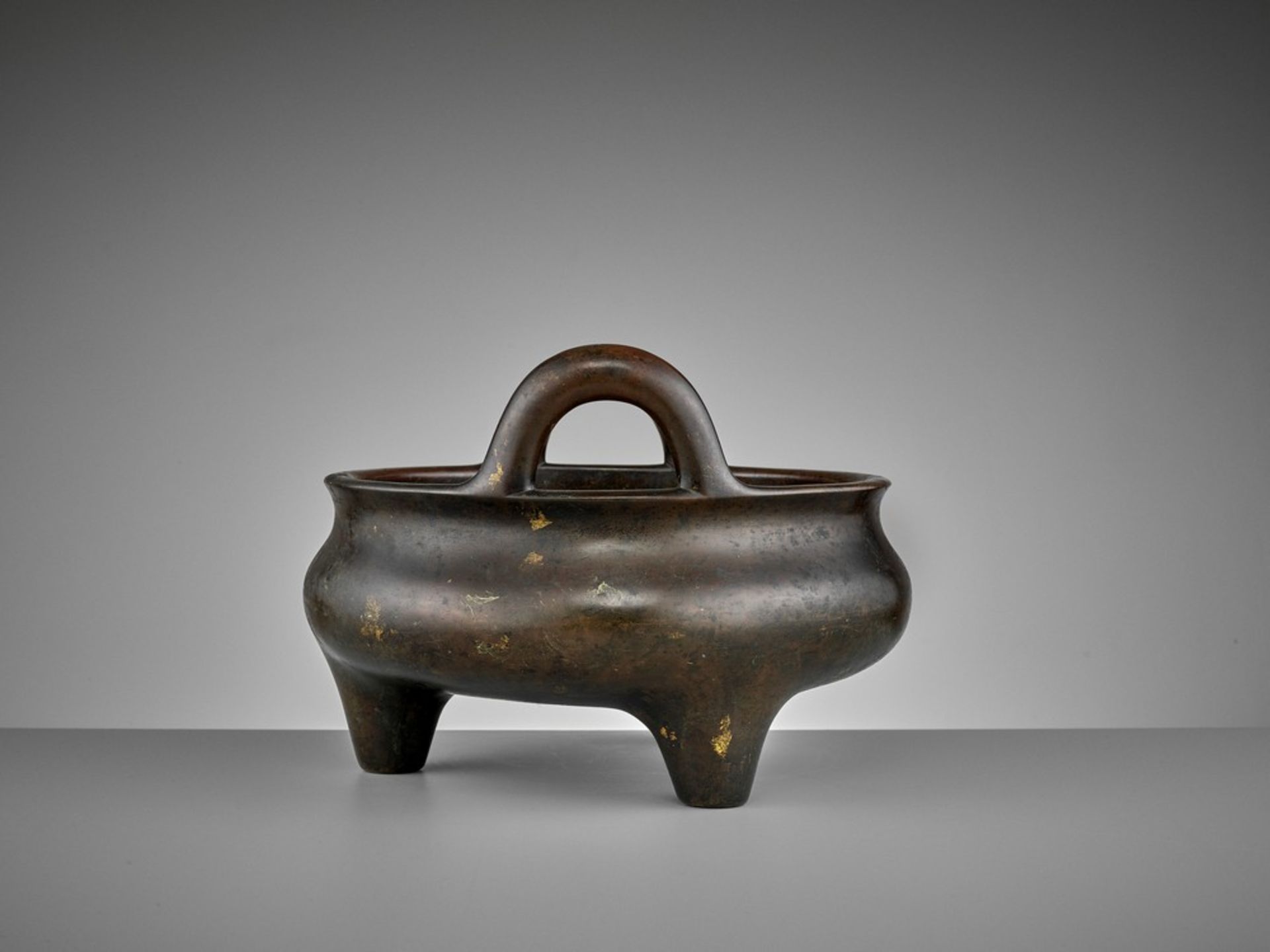 A LARGE AND HEAVILY CAST BRONZE TRIPOD CENSER, 17TH CENTURY - Bild 6 aus 14