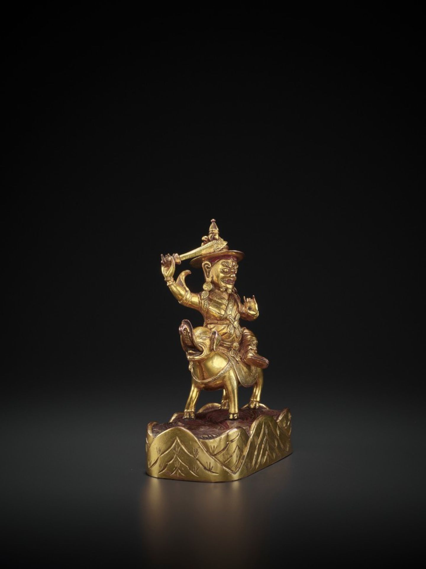 A GILT BRONZE FIGURE OF PEHAR GYALPO IN THE GYAJIN FORM, EARLY QING DYNASTY - Image 11 of 14