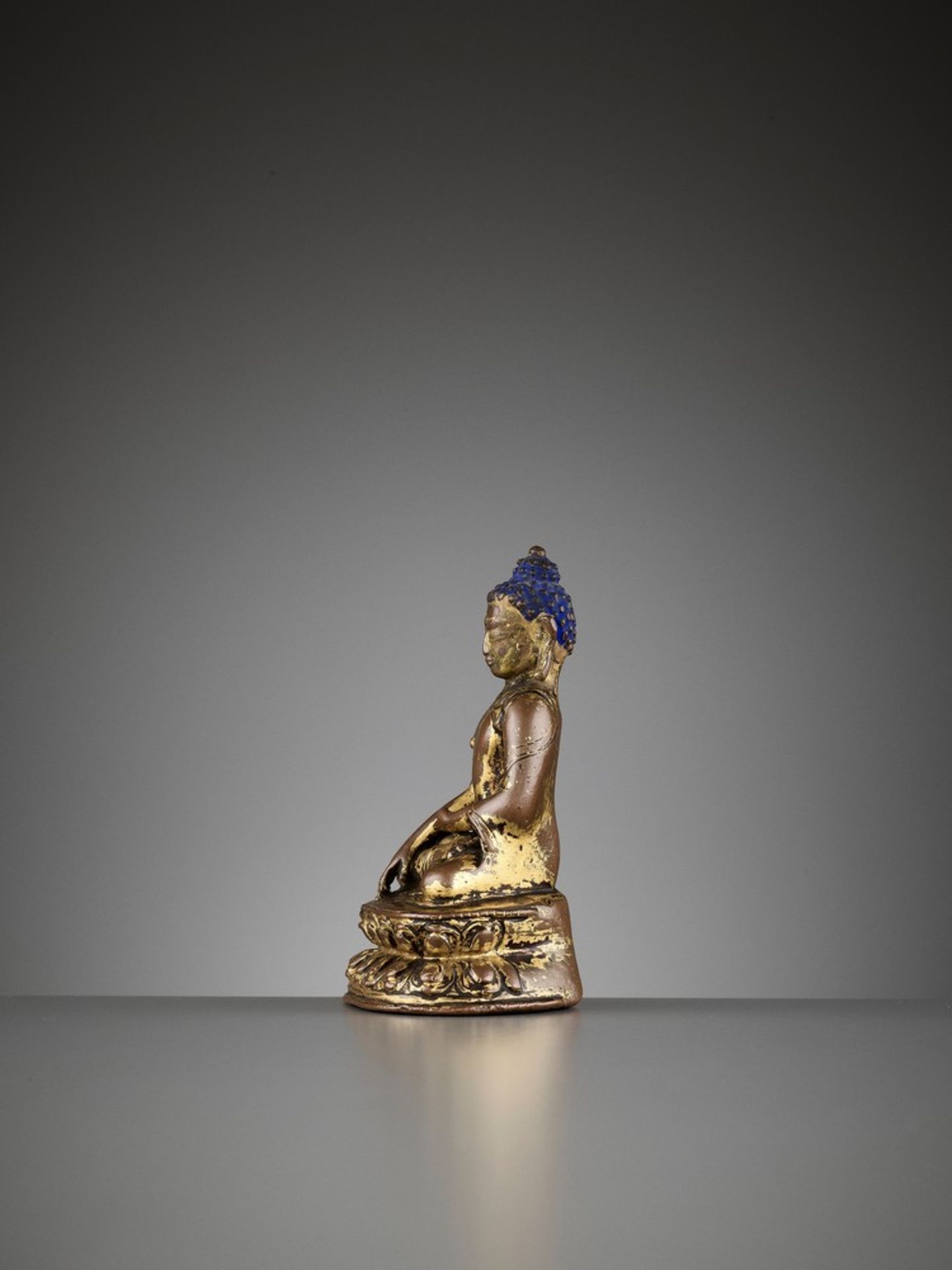 A SMALL GILT COPPER ALLOY FIGURE OF SHAKYAMUNI BUDDHA - Image 4 of 10