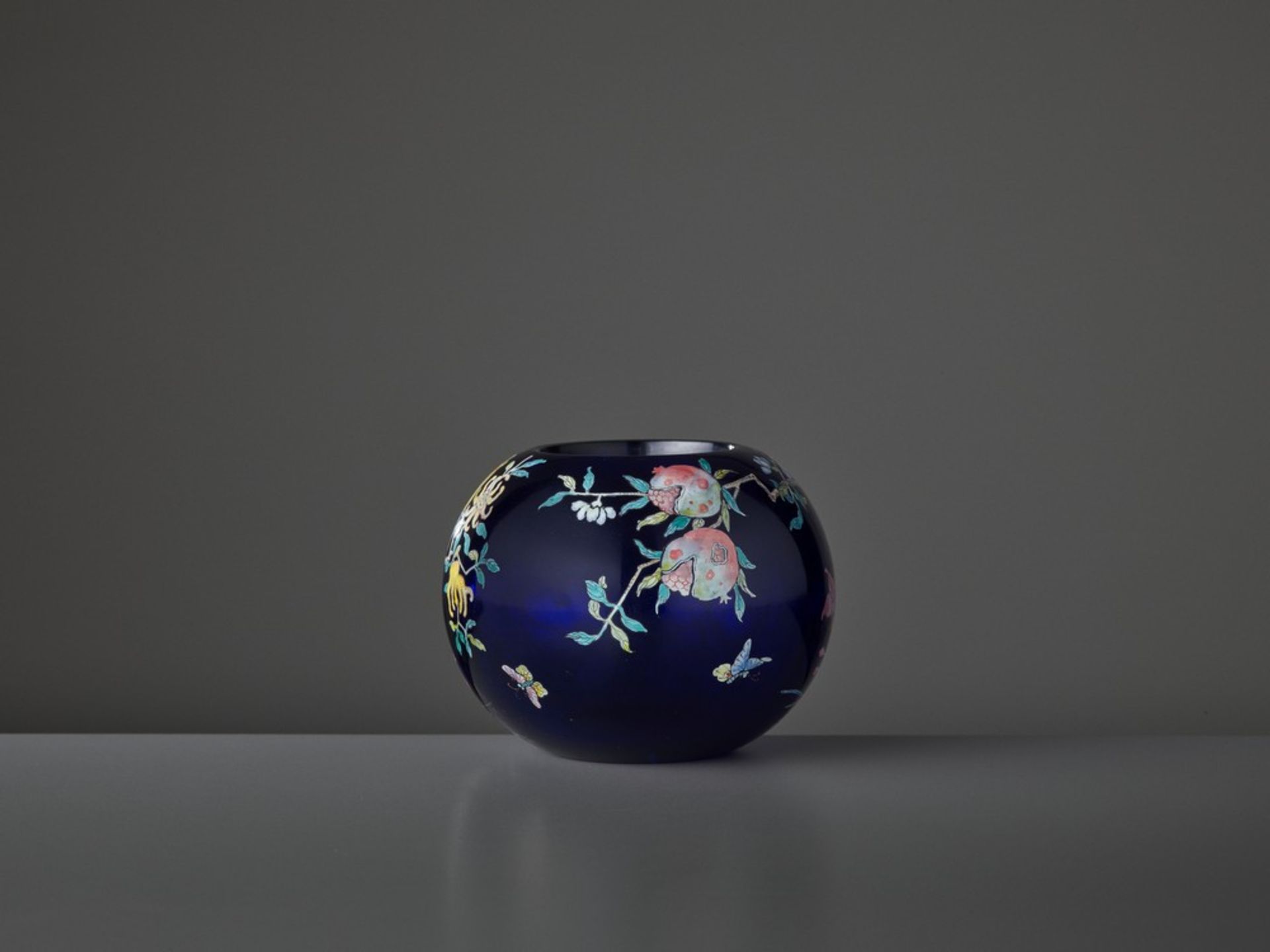 AN ENAMELED ‘FINGER CITRON’ BLUE GLASS WATER POT, PINGGUOZUN, QIANLONG <br - Image 4 of 8