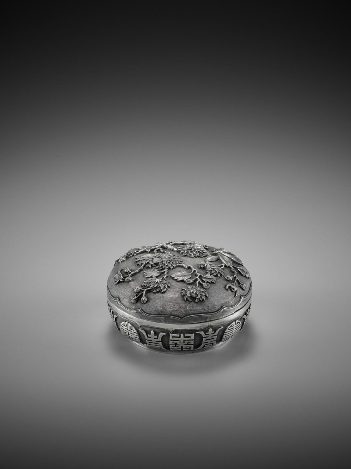 A ‘CHRSANTHEMUM AND BUTTERFLIES’ SILVER BOX, QING <br - Image 5 of 12