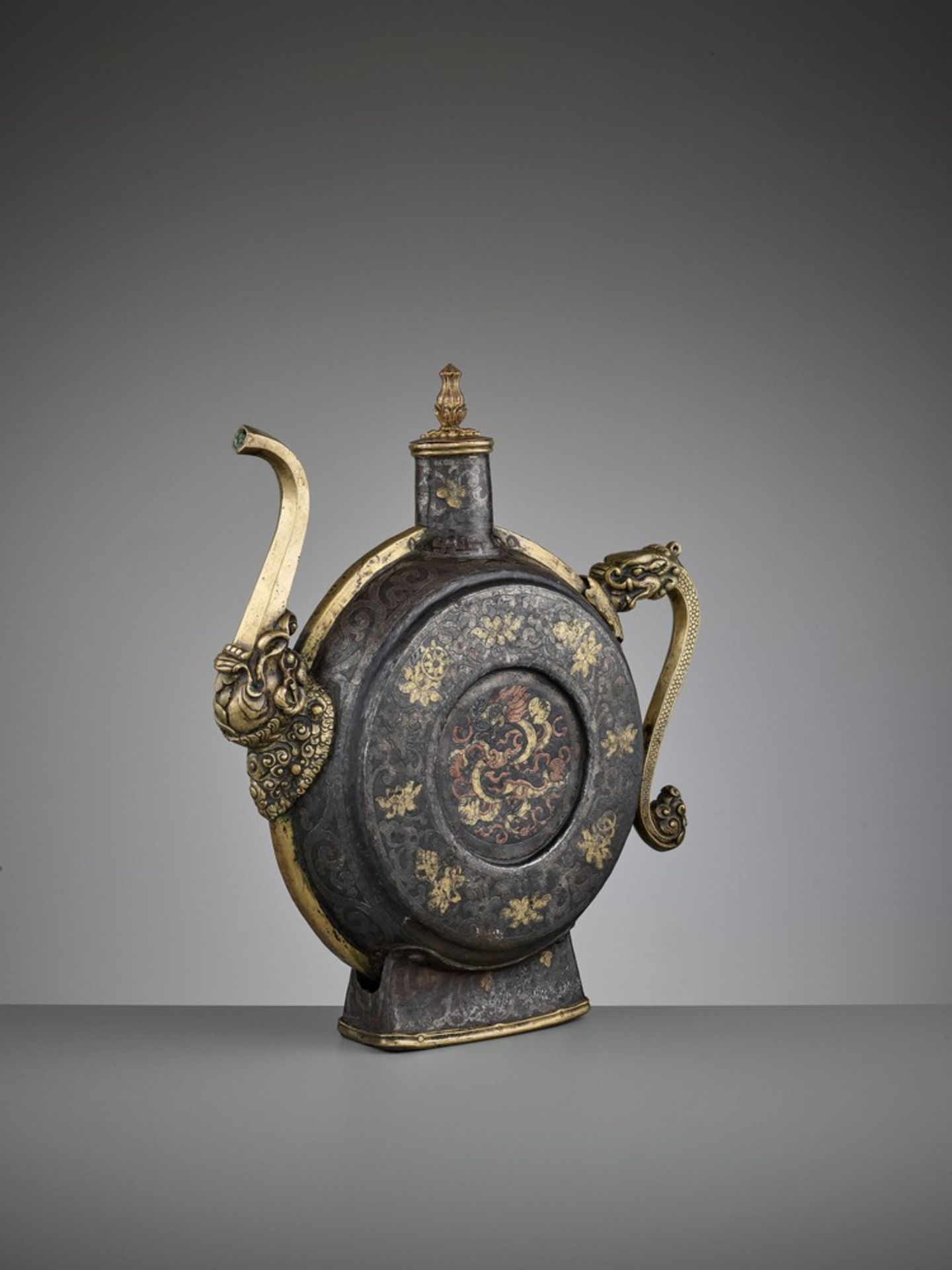 A DAMASCENED IRON BEER JUG, 18TH-19TH CENTURY - Image 7 of 17