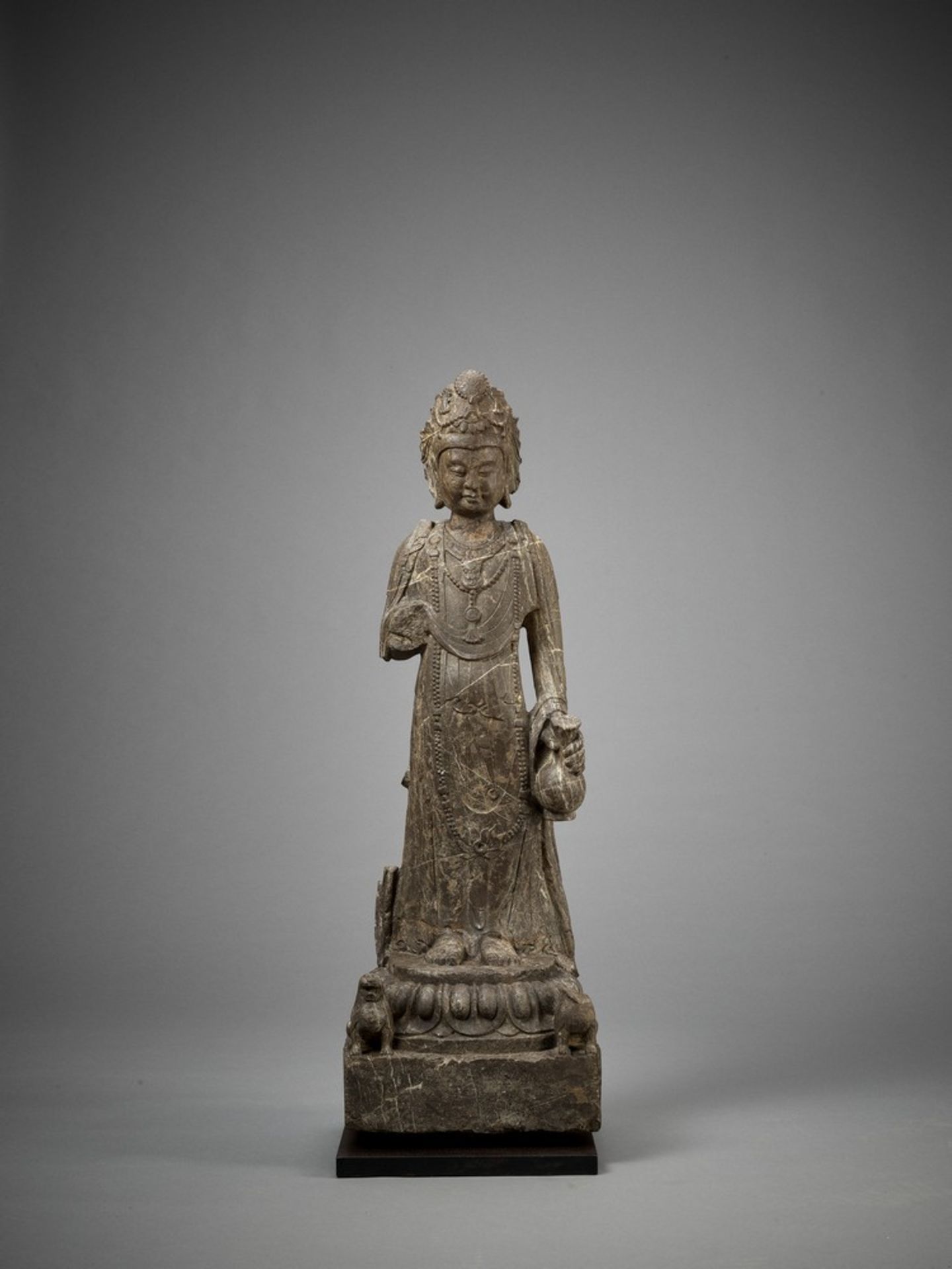 AN EXCEPTIONAL LARGE LIMESTONE FIGURE OF A BODHISATTVA, TANG DYNASTY - Image 7 of 28