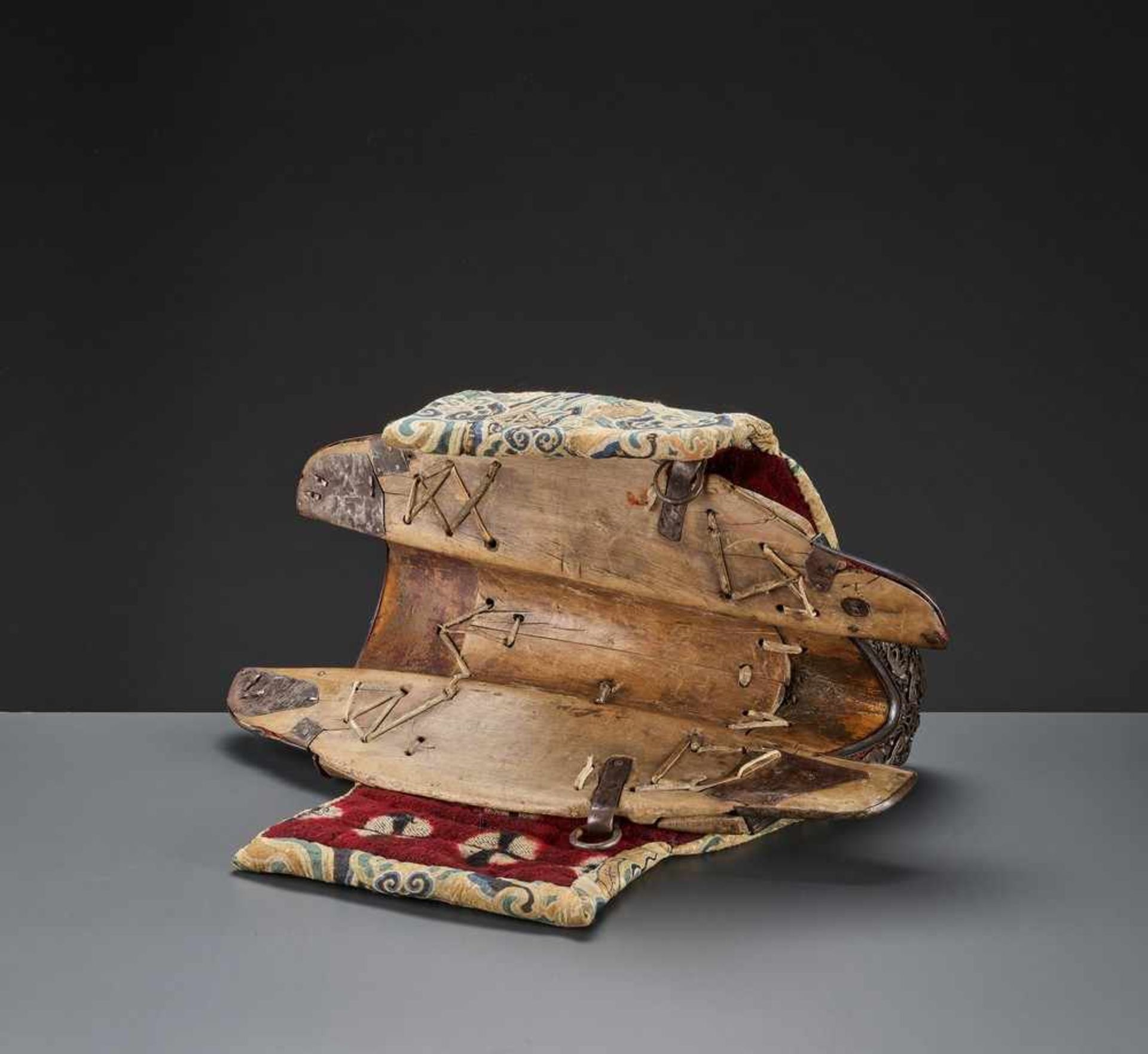 A WOOD SADDLE WITH GILT IRON FITTINGS AND SILK BROCADE COVER, 17TH-18TH CENTURY Sino-Tibetan, late - Image 17 of 18