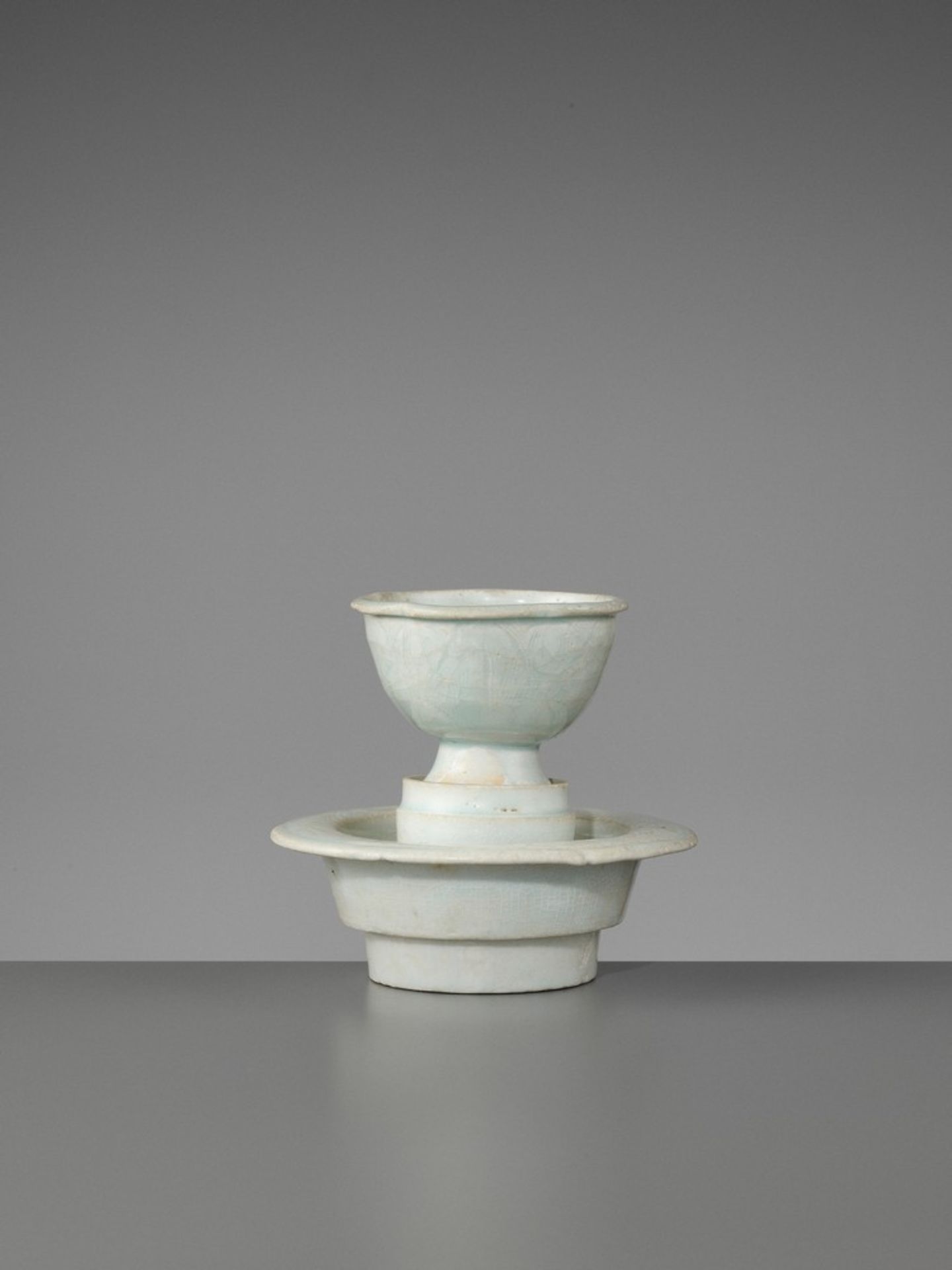 A QINGBAI STEM CUP AND STAND, NORTHERN SONG China, 960-1127. The cup with a lobed everted rim - Bild 6 aus 9