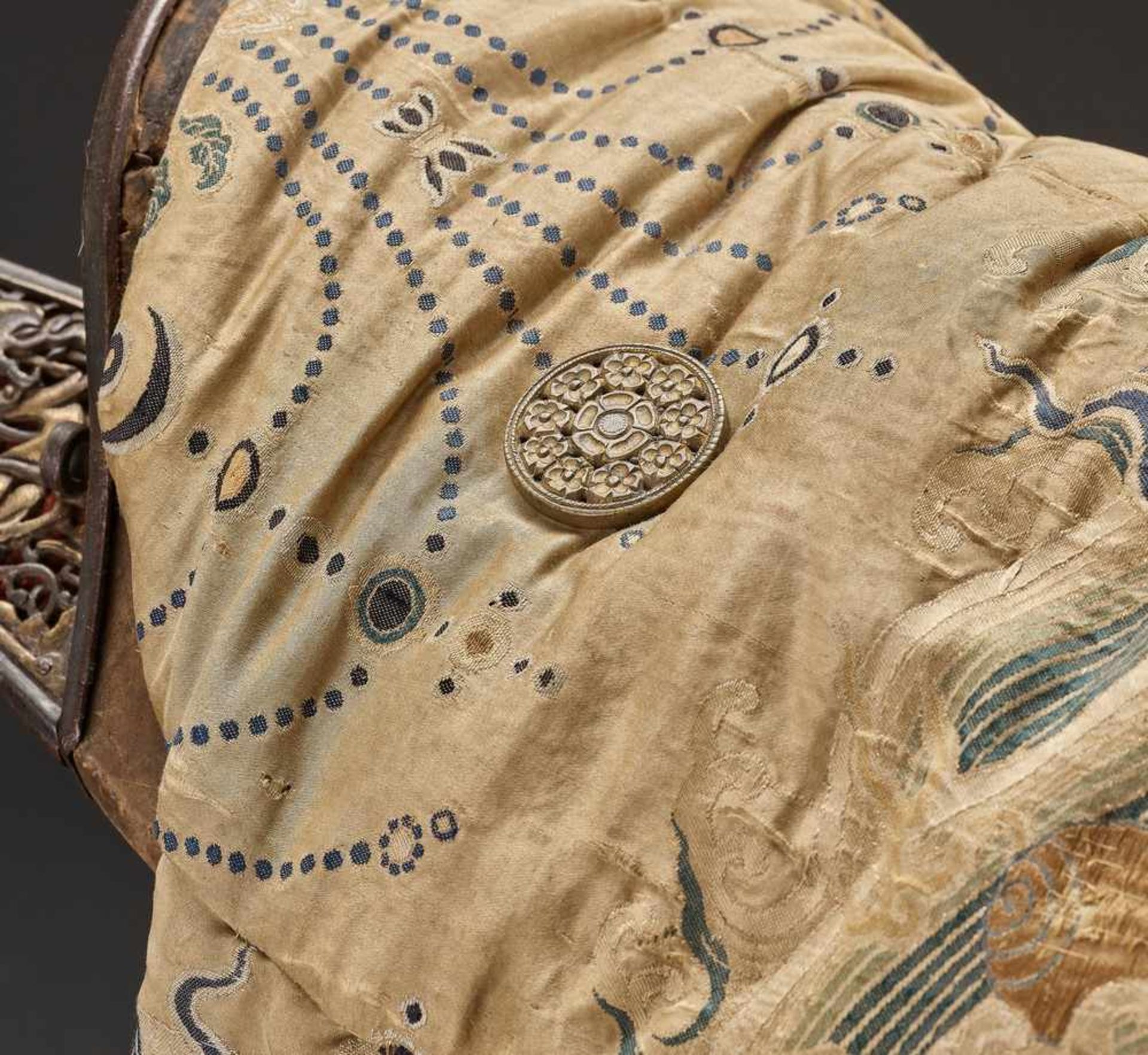 A WOOD SADDLE WITH GILT IRON FITTINGS AND SILK BROCADE COVER, 17TH-18TH CENTURY Sino-Tibetan, late - Image 8 of 18