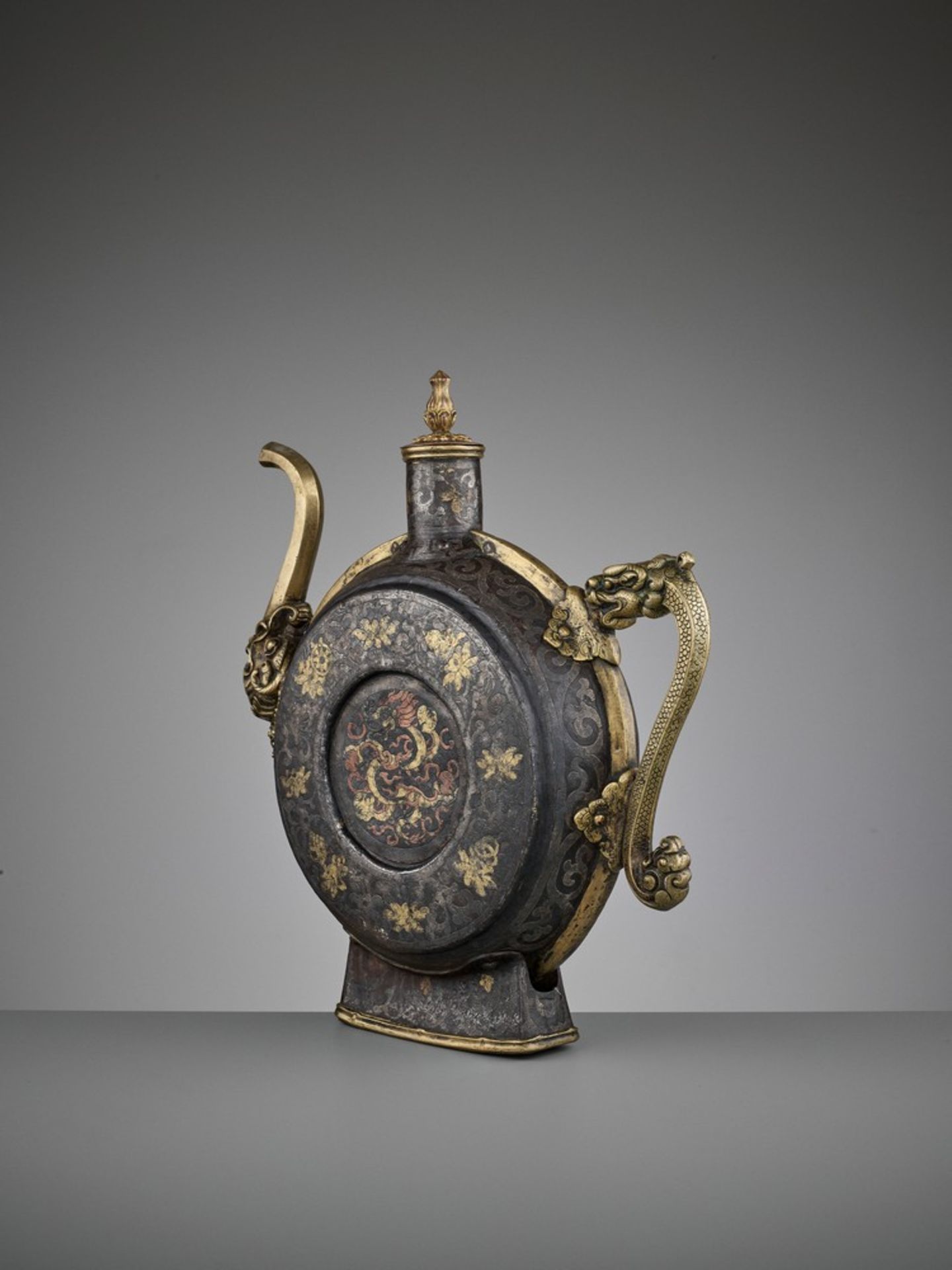 A DAMASCENED IRON BEER JUG, 18TH-19TH CENTURY - Image 9 of 17