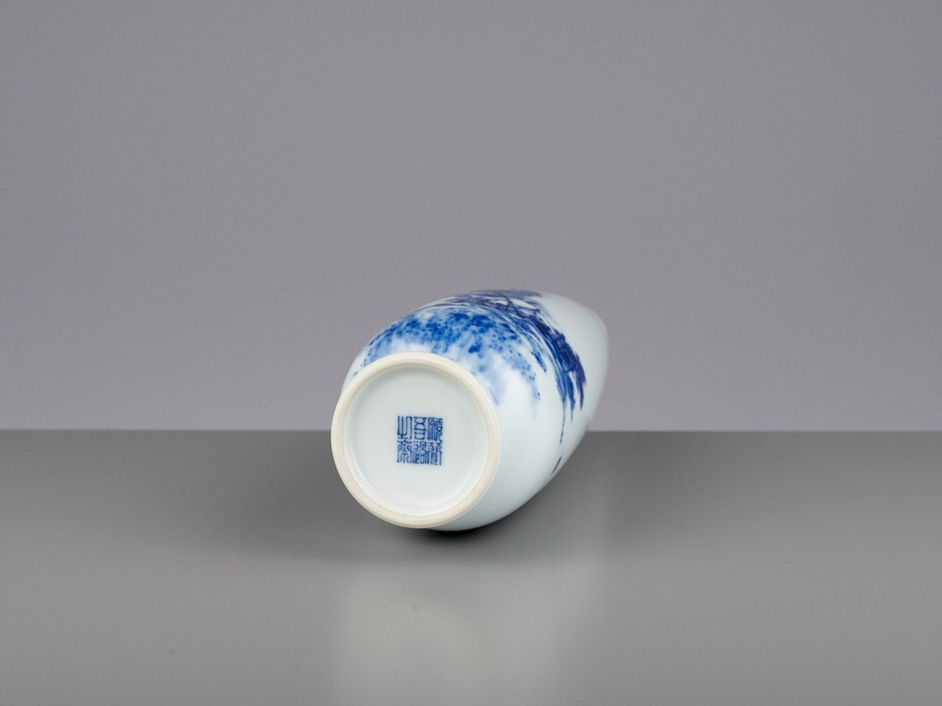 A BLUE AND WHITE 'TAO YUANMING' STUDIO VASE, STYLE OF WANG BU - Bild 9 aus 10