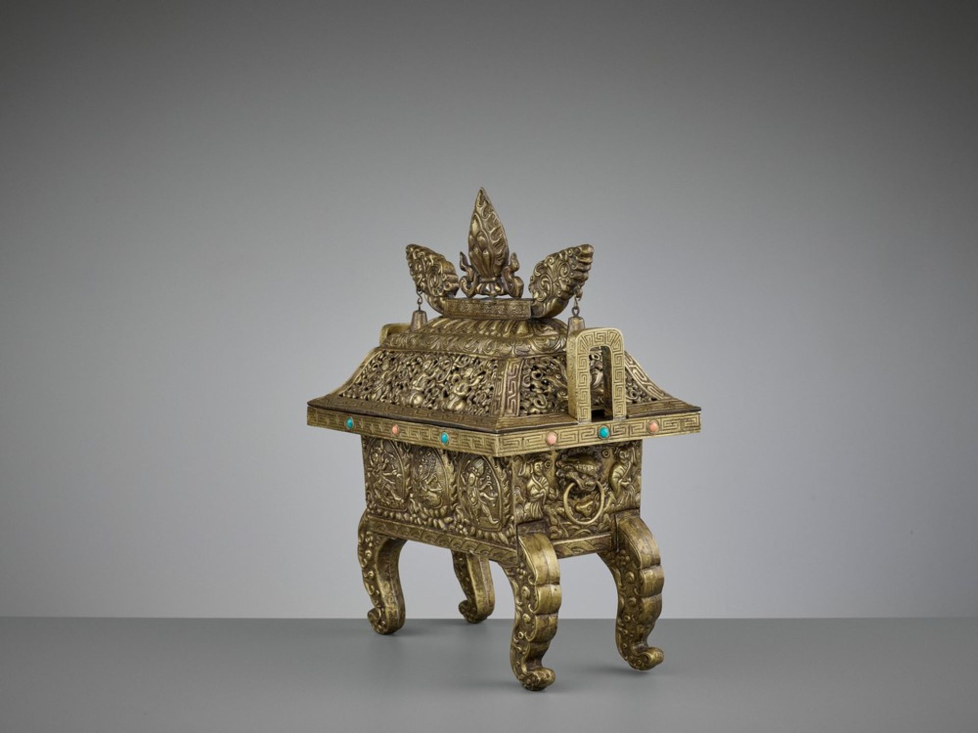 A LARGE GILT BRONZE AND COPPER REPOUSSÉ CENSER AND COVER, FANGDING, QING DYNASTY < - Image 7 of 14