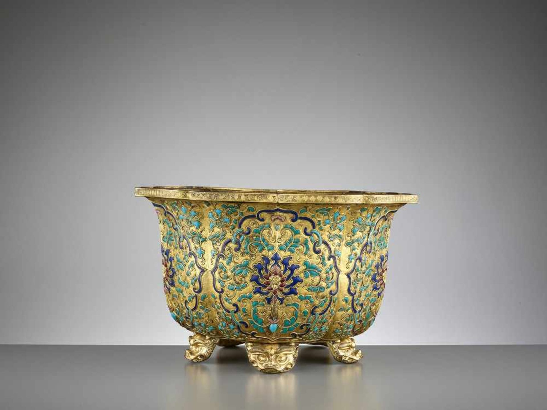 A RARE GILT-COPPER CHAMPLEVÉ ENAMEL JARDINIERE, QIANLONG < - Bild 5 aus 11