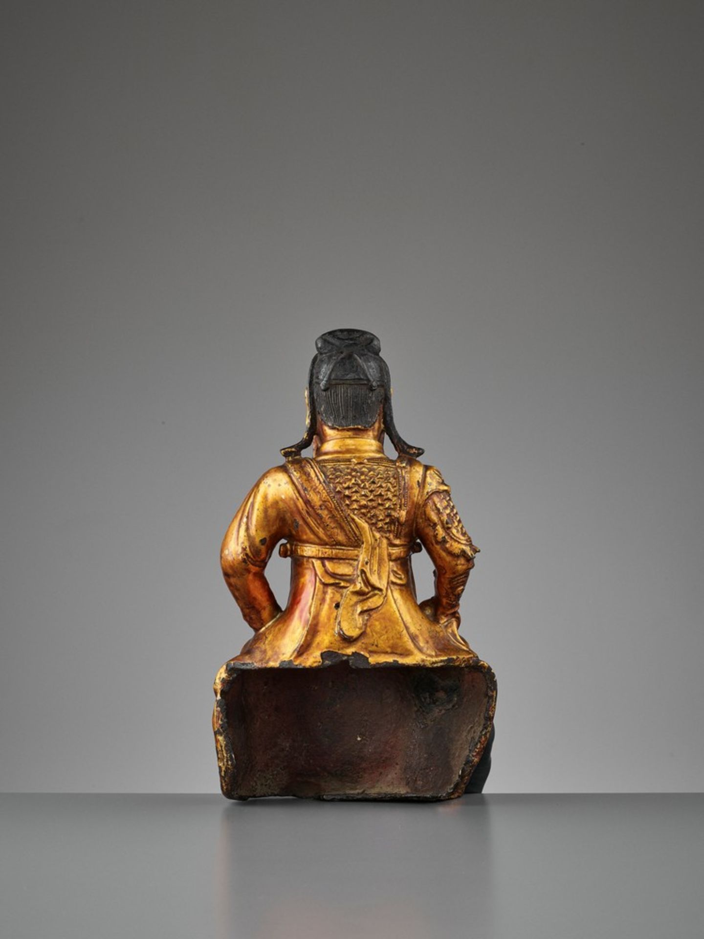 A LACQUER-GILT BRONZE FIGURE OF GUANDI, MING DYNASTY - Bild 5 aus 9